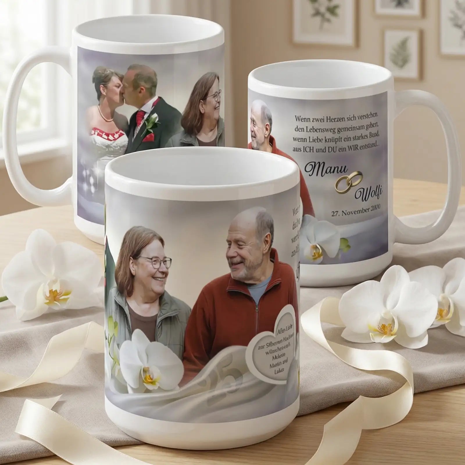 Drei personalisierte Tassen zur Silberhochzeit mit gemeinsamen Erinnerungsfotos eines Ehepaars und liebevollem Text, dekoriert mit Orchideen.
