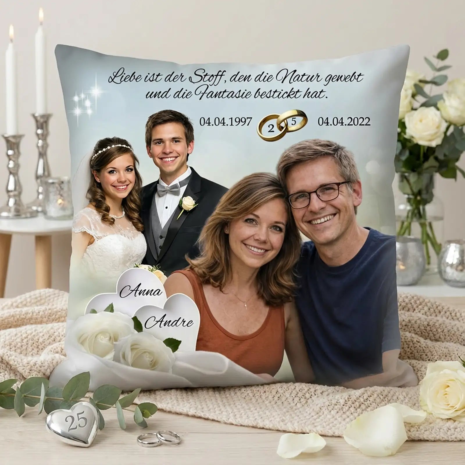 Personalisiertes Kissen mit Hochzeitsfoto und aktuellem Paarfoto, Namen und Datum zur Silberhochzeit, dekoriert mit weißen Rosen und Ringen in warmer Wohnatmosphäre.