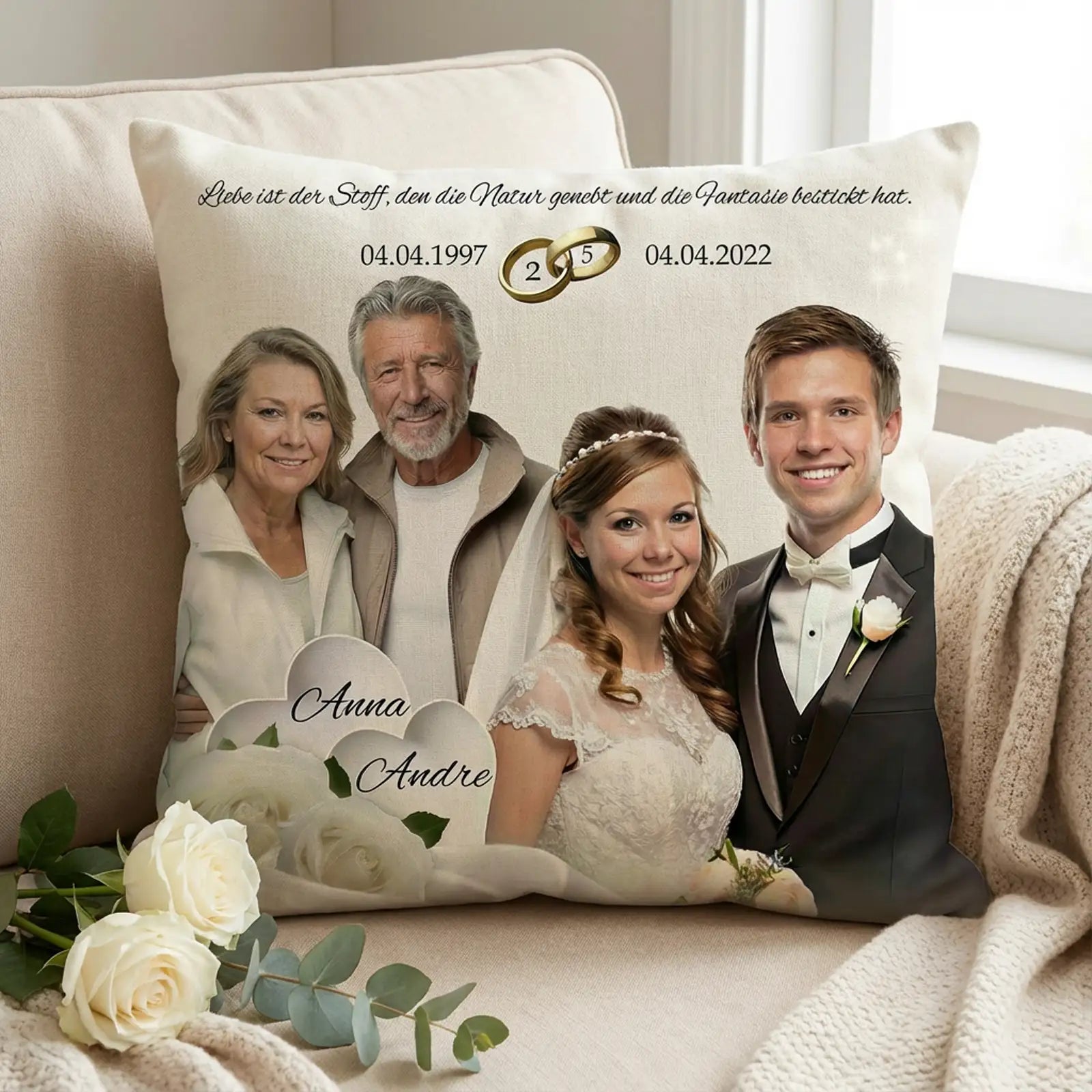Personalisiertes Kissen zur Silberhochzeit mit Hochzeitsfoto und aktuellem Familienfoto, Namen und Datum, Ringmotiv und weißen Rosen, arrangiert auf einem Sofa in heller, wohnlicher Umgebung.