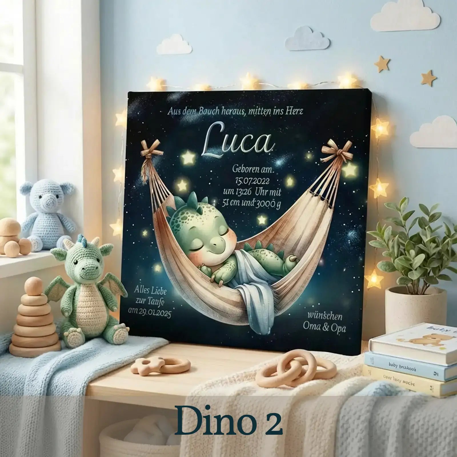 Personalisierte Leinwand mit schlafendem Baby-Dino in Hängematte vor Sternenhimmel
