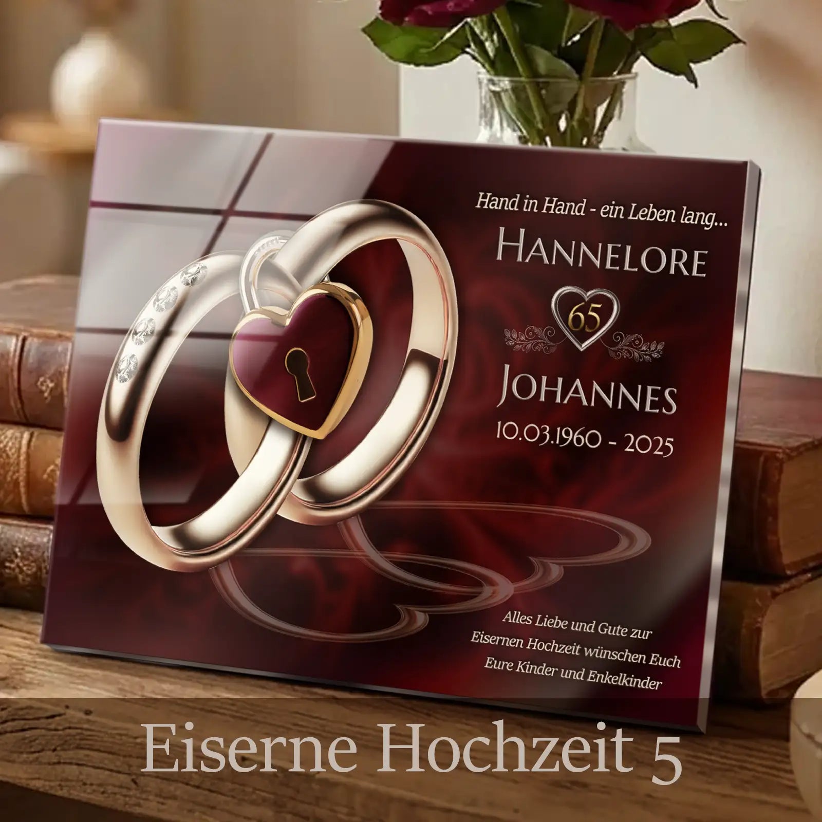 Personalisierbares Acrylglasbild zur Eisernen Hochzeit mit Doppelherz aus Metall, Namen, Geburtsdaten und Zahl 65 in ruhiger Blau-Silber-Optik.