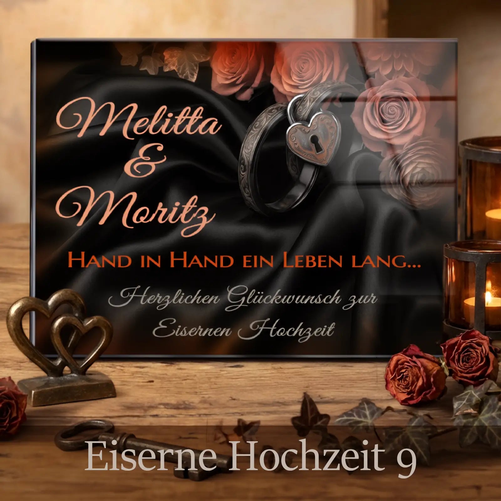 Dunkles Acrylglasbild zur Eisernen Hochzeit mit Herzschloss, Rosen, Namen des Paares und persönlicher Widmung in warmer Farbgebung.