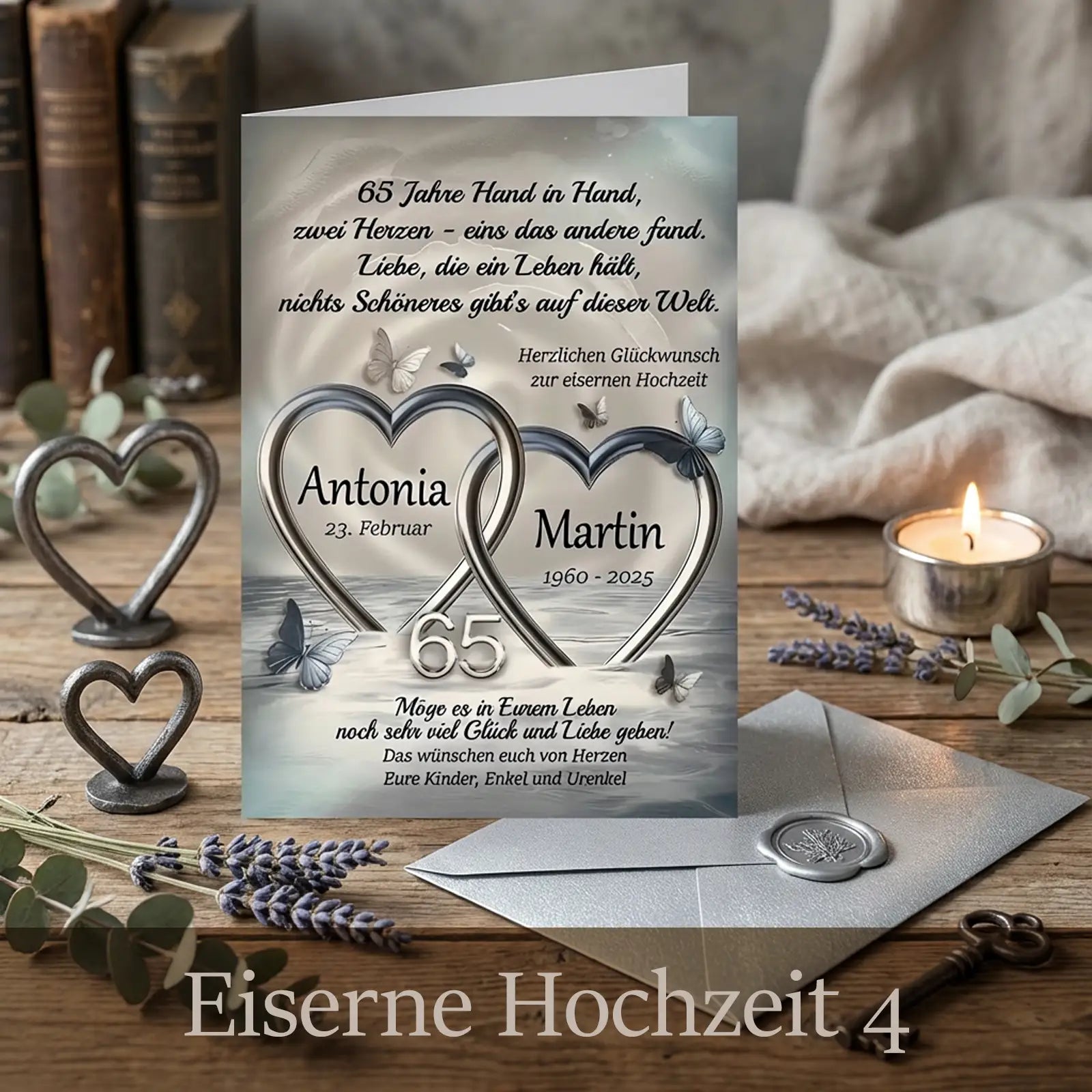 Personalisierte Glückwunschkarte zur Eisernen Hochzeit mit hellem, eleganten Design: Zwei ineinander verschlungene silberne Herzen mit der Zahl 65 stehen im Mittelpunkt, ergänzt durch Schmetterlinge und sanfte Wasserreflexionen. Die Karte zeigt die Namen Antonia und Martin mit Jubiläumsdaten und ist auf einem Holztisch arrangiert, umgeben von Kerzen, Lavendel, Metallschmuck und einem silbernen Umschlag in ruhigem, nostalgischem Ambiente.