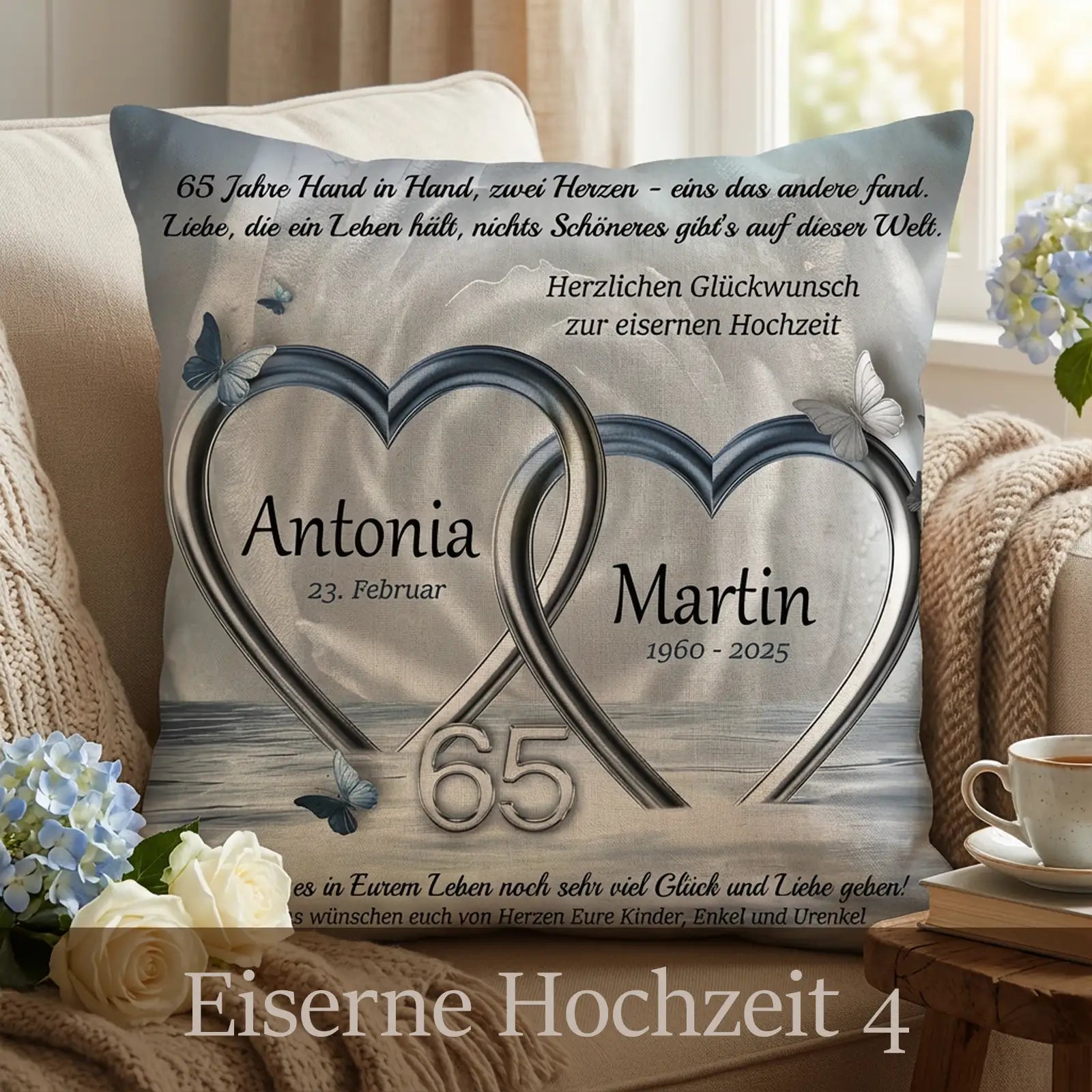 Kissen zur Eisernen Hochzeit mit zwei Metallherzen, personalisierten Namen Antonia und Martin, Zahl 65, Glückwunschtext und Datumsangaben als liebevolles Jubiläumsgeschenk
