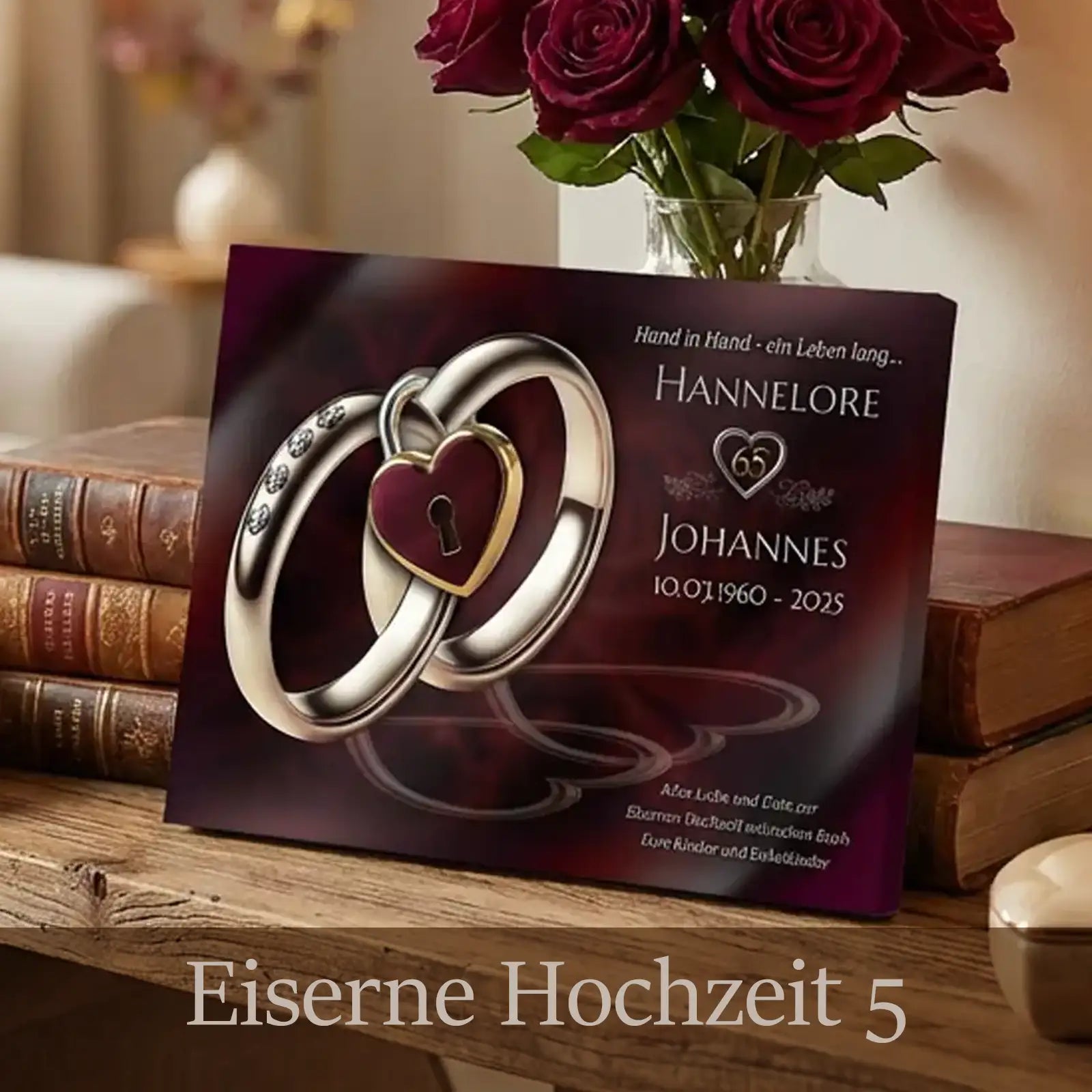 Personalisierte Leinwand zur Eisernen Hochzeit (65 Jahre) mit zwei ineinanderliegenden silbernen Eheringen, rotem Herzschloss mit Schlüsselloch, Namen Hannelore und Johannes, Jubiläumsdaten 1960–2025 und Liebesbotschaft, arrangiert in warmer Wohnszene mit Rosen und Büchern