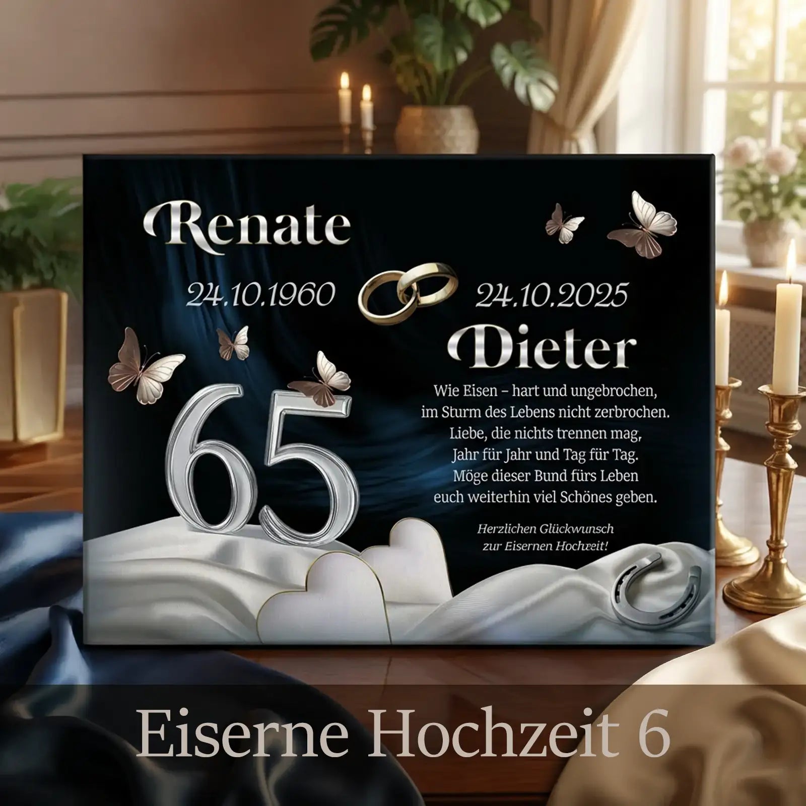 Personalisierte Leinwand zur Eisernen Hochzeit (65 Jahre) mit großer silberner Zahl 65, Namen Renate und Dieter, Hochzeits- und Jubiläumsdatum 24.10.1960–24.10.2025, ineinanderliegenden Eheringen, Schmetterlingen und Liebesgedicht, gestaltet in eleganter dunkler Farbwelt mit Kerzen und Stoffelementen in stilvoller Wohnszene