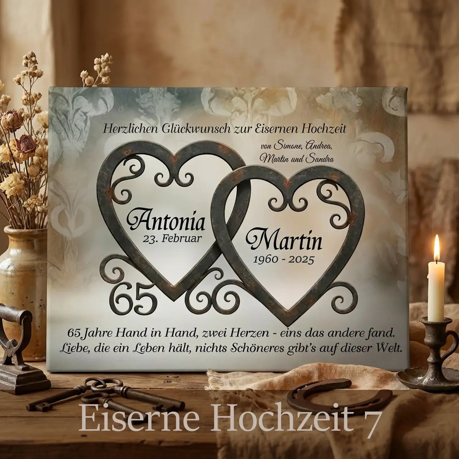 Personalisierte Leinwand zur Eisernen Hochzeit (65 Jahre) mit zwei ineinander verschlungenen schmiedeeisernen Herzen, Namen Antonia und Martin, Geburts- und Jubiläumsdaten, Zahl 65 und Liebesspruch, dekoriert mit Kerzen, alten Schlüsseln und rustikaler Tischszene in warmen Naturtönen
