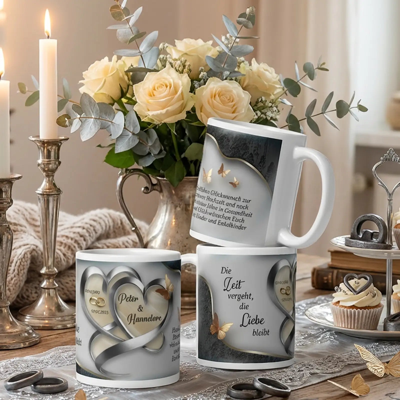 Personalisierte Motivtasse zur Eisernen Hochzeit mit ineinander verschlungenen Herzen, Namen Peter und Hannelore, silber-grauem Design, Kerzen und Rosen als Dekoration