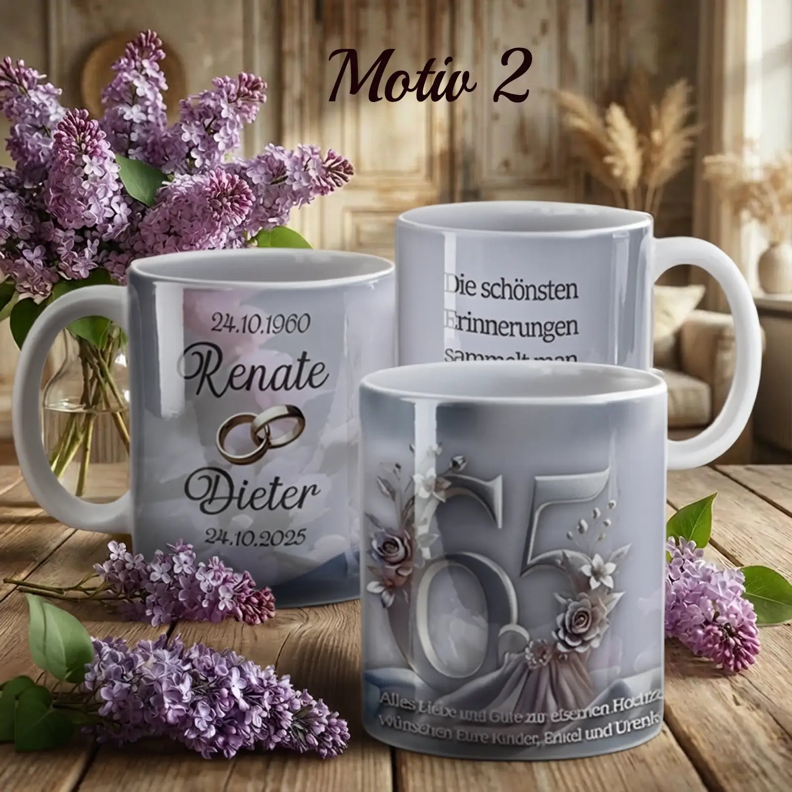 Weiße Keramiktassen mit personalisiertem Motiv zur Eisernen Hochzeit, Namen und Datum, arrangiert auf Holztisch mit Fliederzweigen und rustikalem Hintergrund