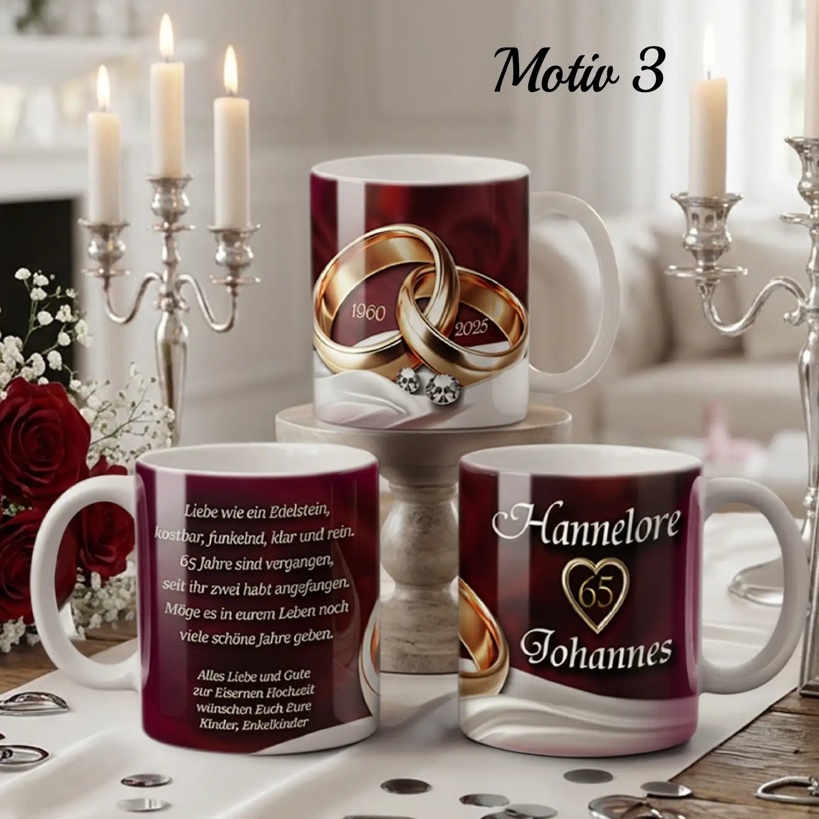 Weiße Keramiktassen mit personalisiertem Motiv zur Eisernen Hochzeit, goldenen Ringen, Namen und Jubiläumszahl, arrangiert auf Tisch mit Kerzenleuchtern und Rosen