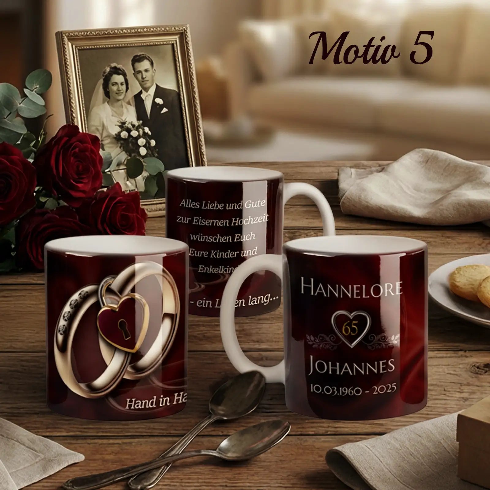 Weiße Keramiktassen mit personalisiertem Motiv zur Eisernen Hochzeit, Ringen, Namen und Jubiläumszahl, arrangiert auf Holztisch mit gerahmtem Hochzeitsfoto und Rosen