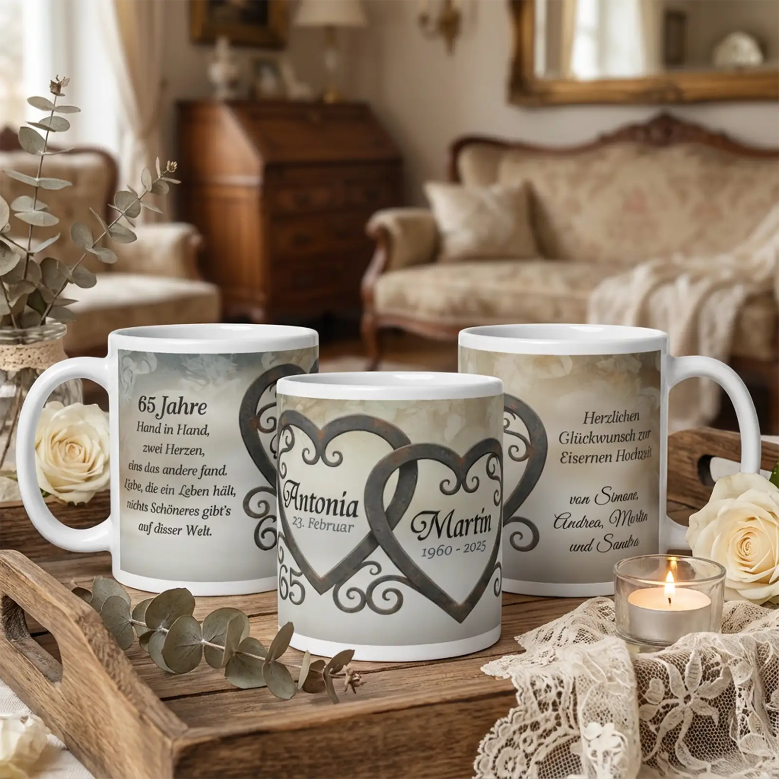 Personalisierte Motivtassen zur Eisernen Hochzeit mit Namen Antonia und Martin, Zahl 65, graues Design mit verschlungenen Herzen, Spruchtext, Kerze, Spitze, Eukalyptus und Rosen auf Holztablett im klassischen Wohnzimmer
