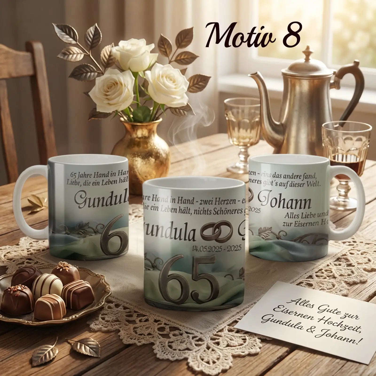 Weiße Keramiktassen mit personalisiertem Motiv zur Eisernen Hochzeit, Jubiläumszahl 65, Namen und Text, arrangiert auf gedecktem Tisch mit Blumen, Kaffeekanne und Pralinen