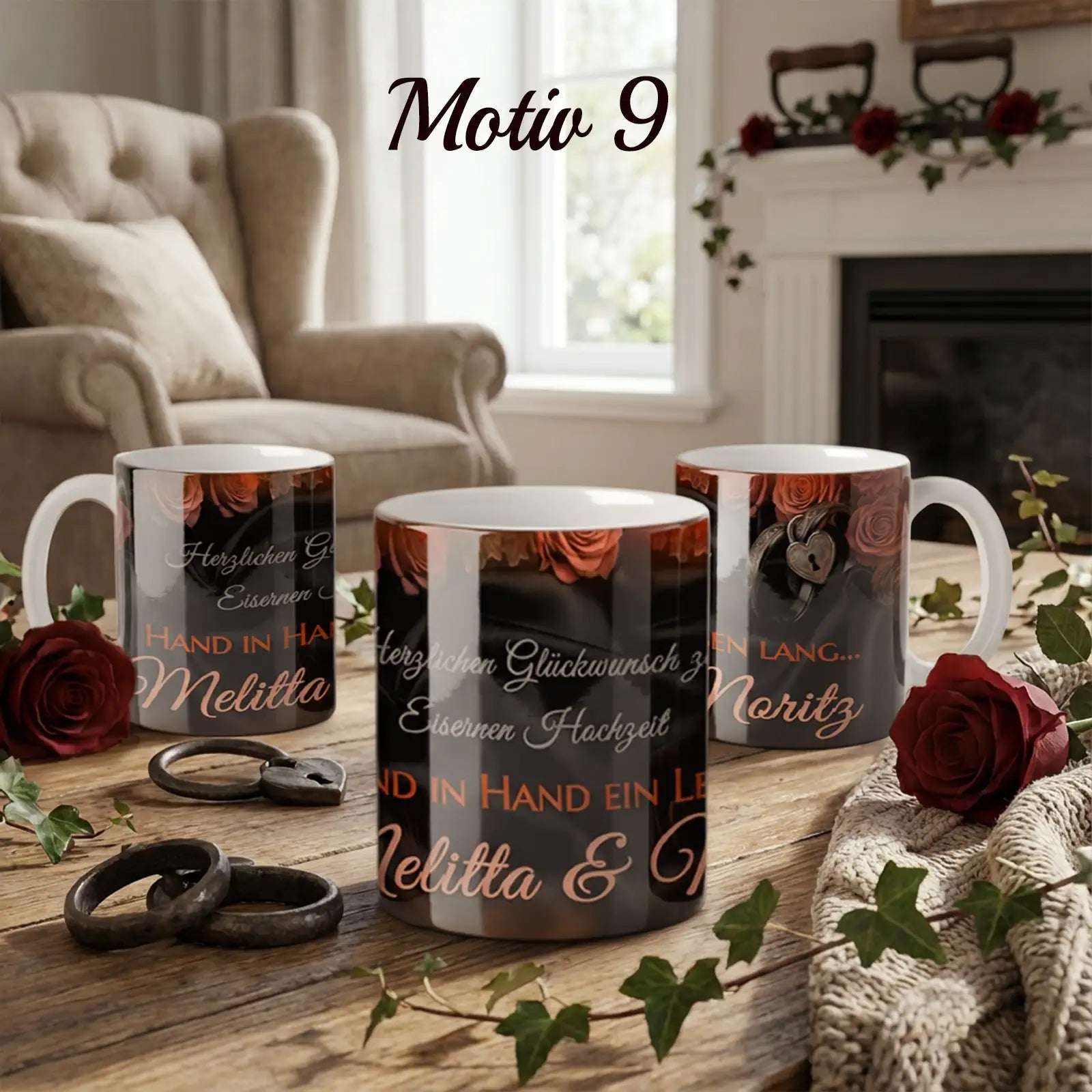 Weiße Keramiktassen mit personalisiertem Motiv zur Eisernen Hochzeit, Namen, Text und Ringen, arrangiert auf Holztisch vor Wohnzimmerkulisse mit Rosen