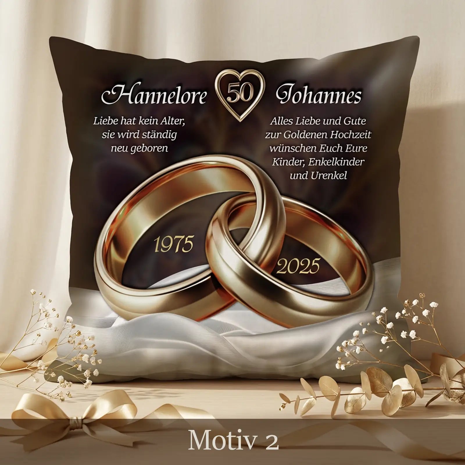 Kissen zur Goldenen Hochzeit mit goldenen Eheringen, Namen und Datum auf hellem Hintergrund, Motiv Eternal Glow