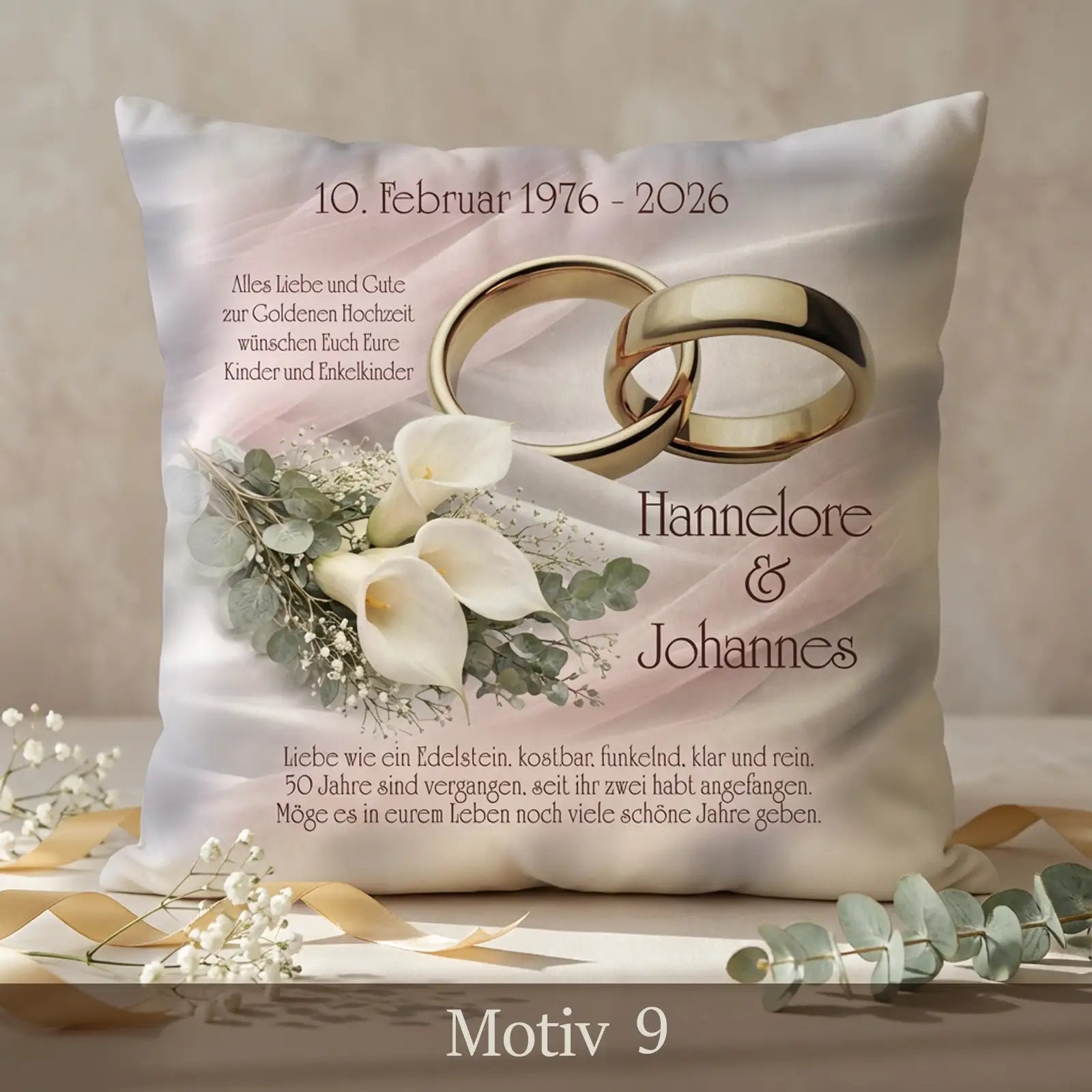 Elegantes Goldhochzeit Kissen mit Calla-Blumen, goldenen Ringen und personalisierten Namen, Motiv Calla & Gold Tribute