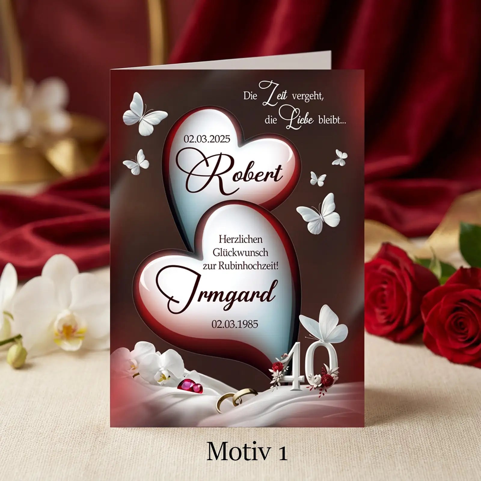 Rubinhochzeit Karte mit Herzmotiv, Schmetterlingen und Namen auf Tisch im eleganten Wohnzimmer