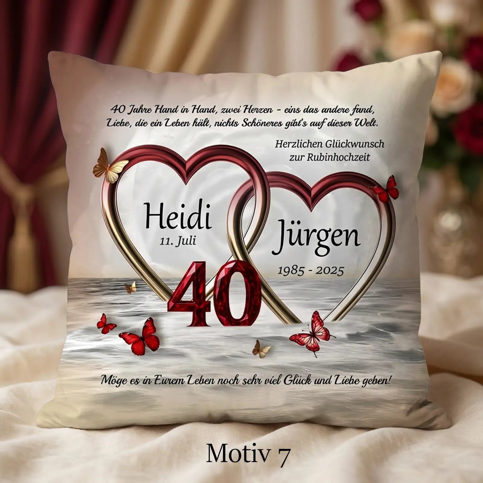 Rubinhochzeit Kissen mit zwei Herzen, roten Schmetterlingen und Zahl 40, personalisiert mit Namen Antonia und Martin.
