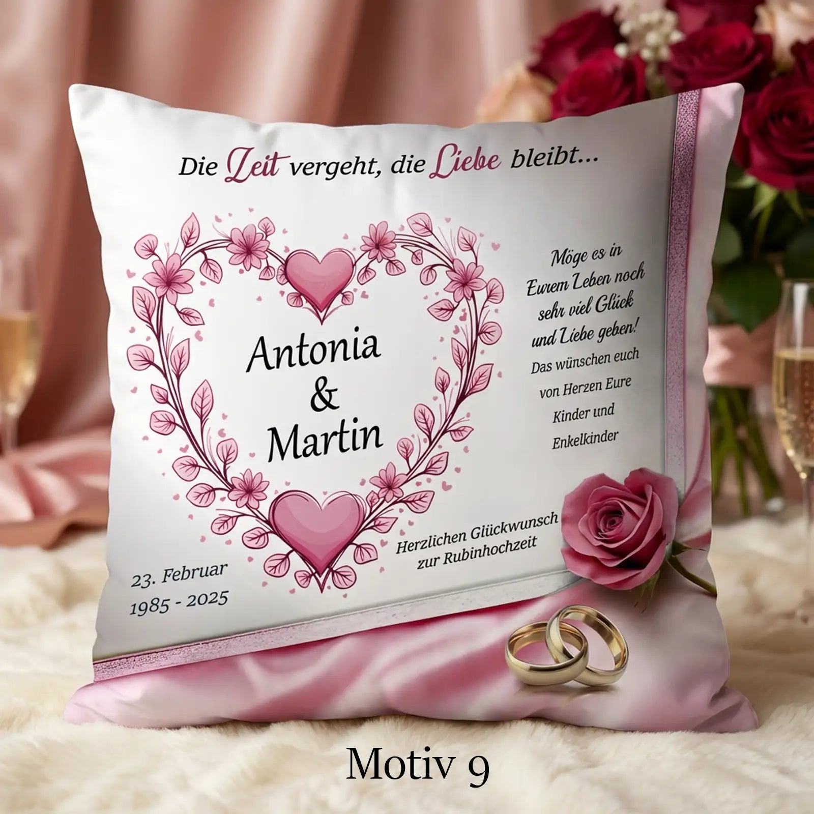 Personalisierte Kissen zur Rubinhochzeit mit Herz, Blumen, Namen, Datum, Rose und Ringen.