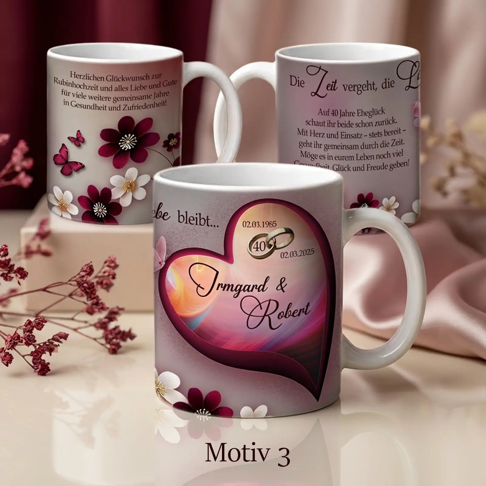 Rubinhochzeit Tassen mit Herz und Blumen, personalisiert, auf Tisch mit lila Blumenstrauß