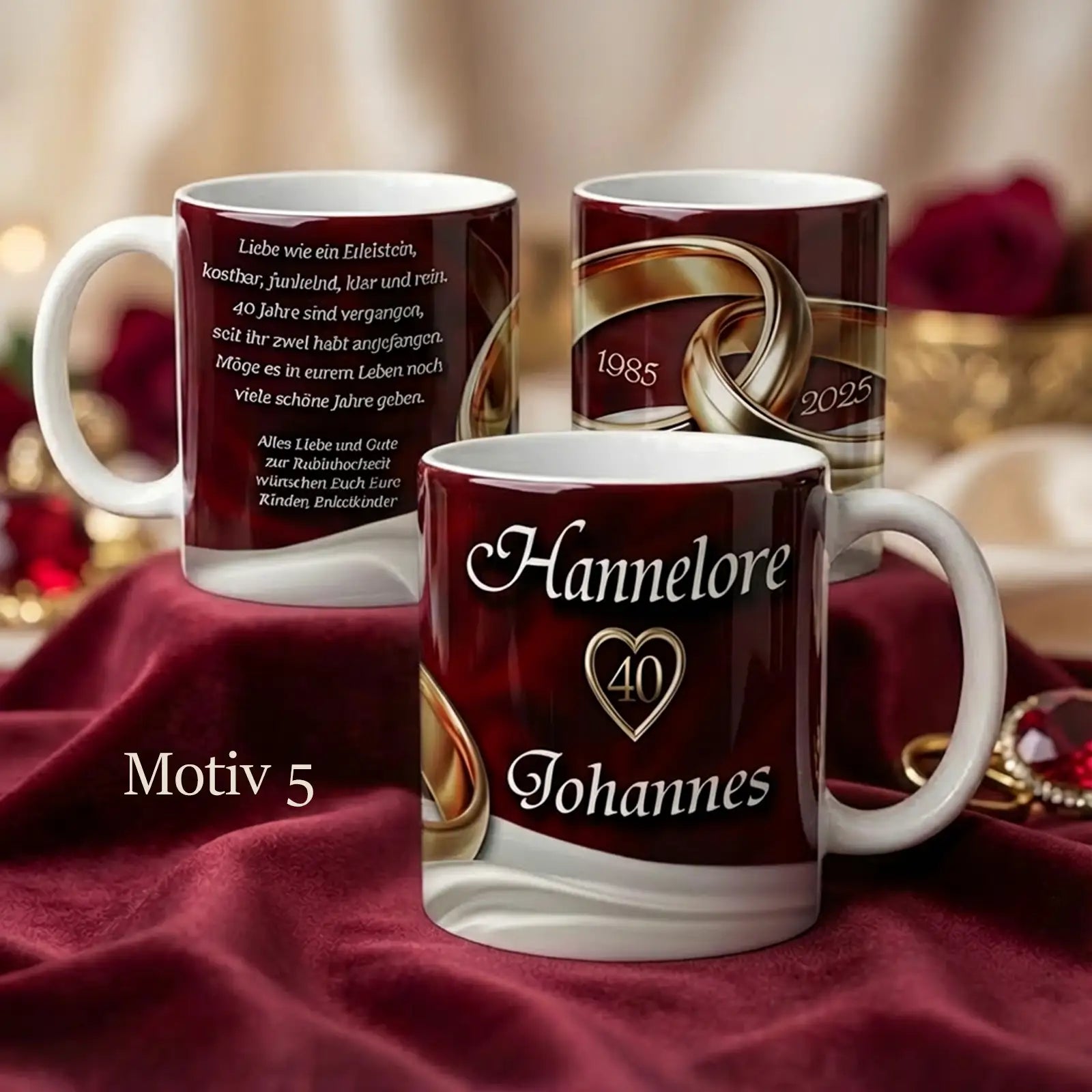 Personalisierte Rubinhochzeit-Tasse mit goldenen Ringen, Jahren 1985-2025 und Rubinen.