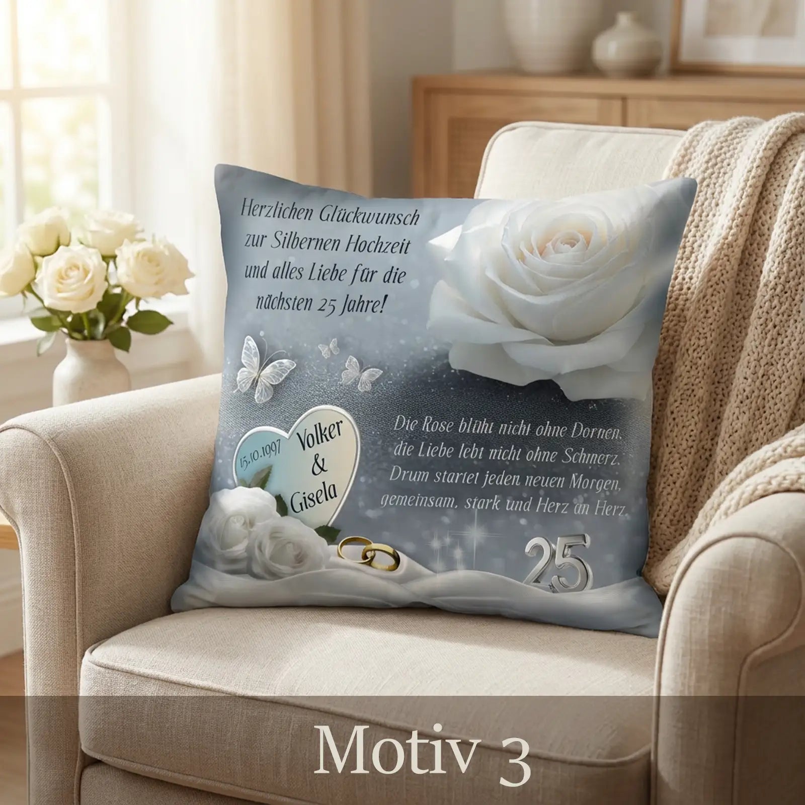 Zierkissen Silberhochzeit mit weißen Rosen, Herzen, Schmetterlingen und goldenen Ringen