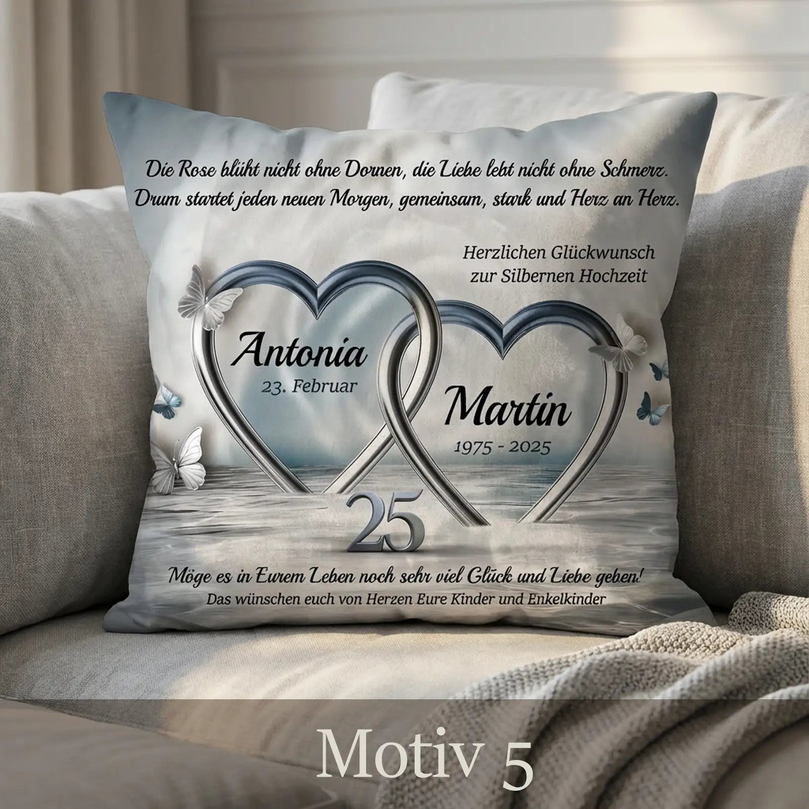 Dekokissen Silberhochzeit mit zwei silbernen Herzen, Schmetterlingen und Jubiläumsschriftzug