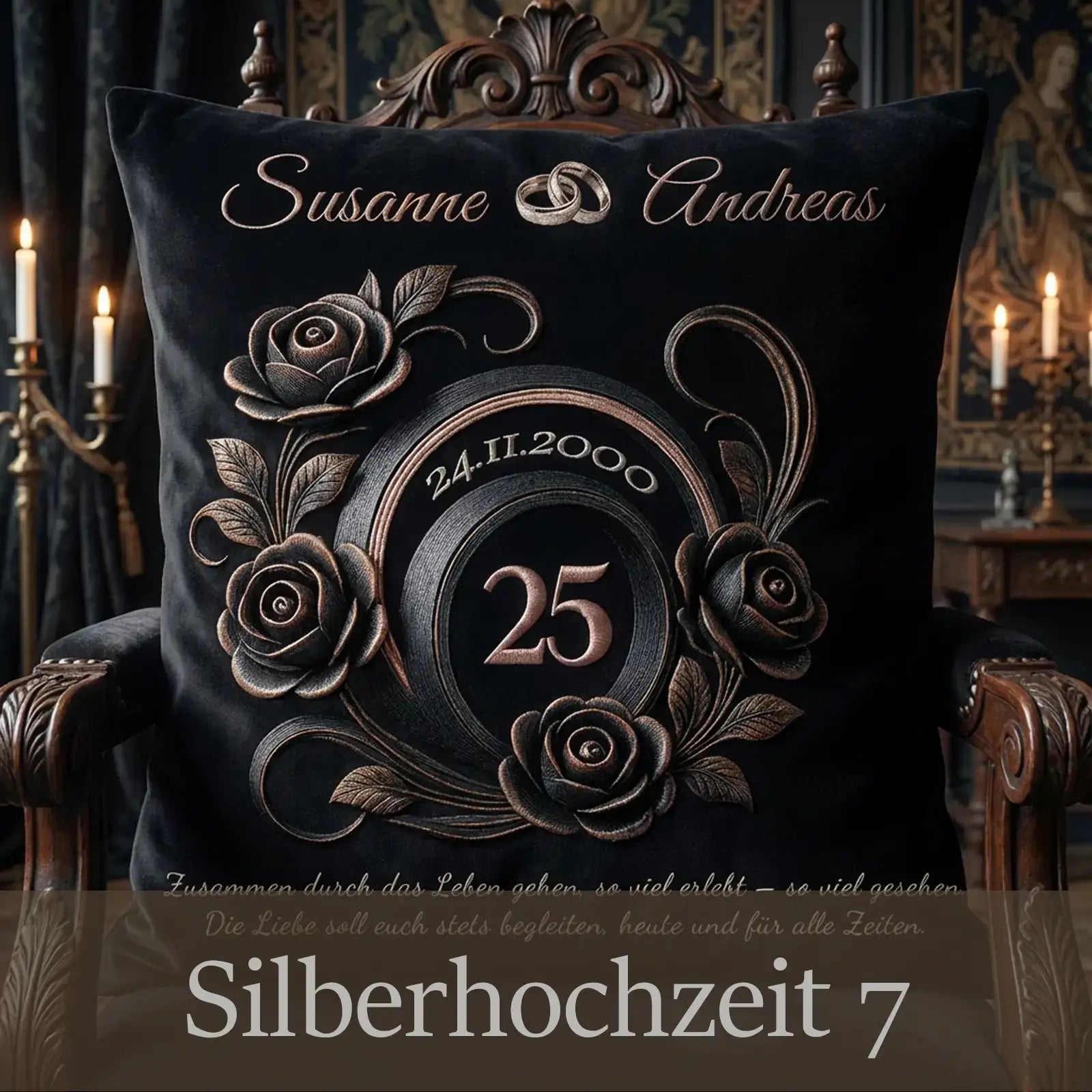Schwarzes, personalisiertes Kissen zur Silberhochzeit mit ornamentalen Rosen in Bronzeoptik, Namen Susanne und Andreas, Datum 24.11.2000, Zahl 25 im runden Medaillon, präsentiert auf historischem Holzstuhl im dunklen, eleganten Ambiente
