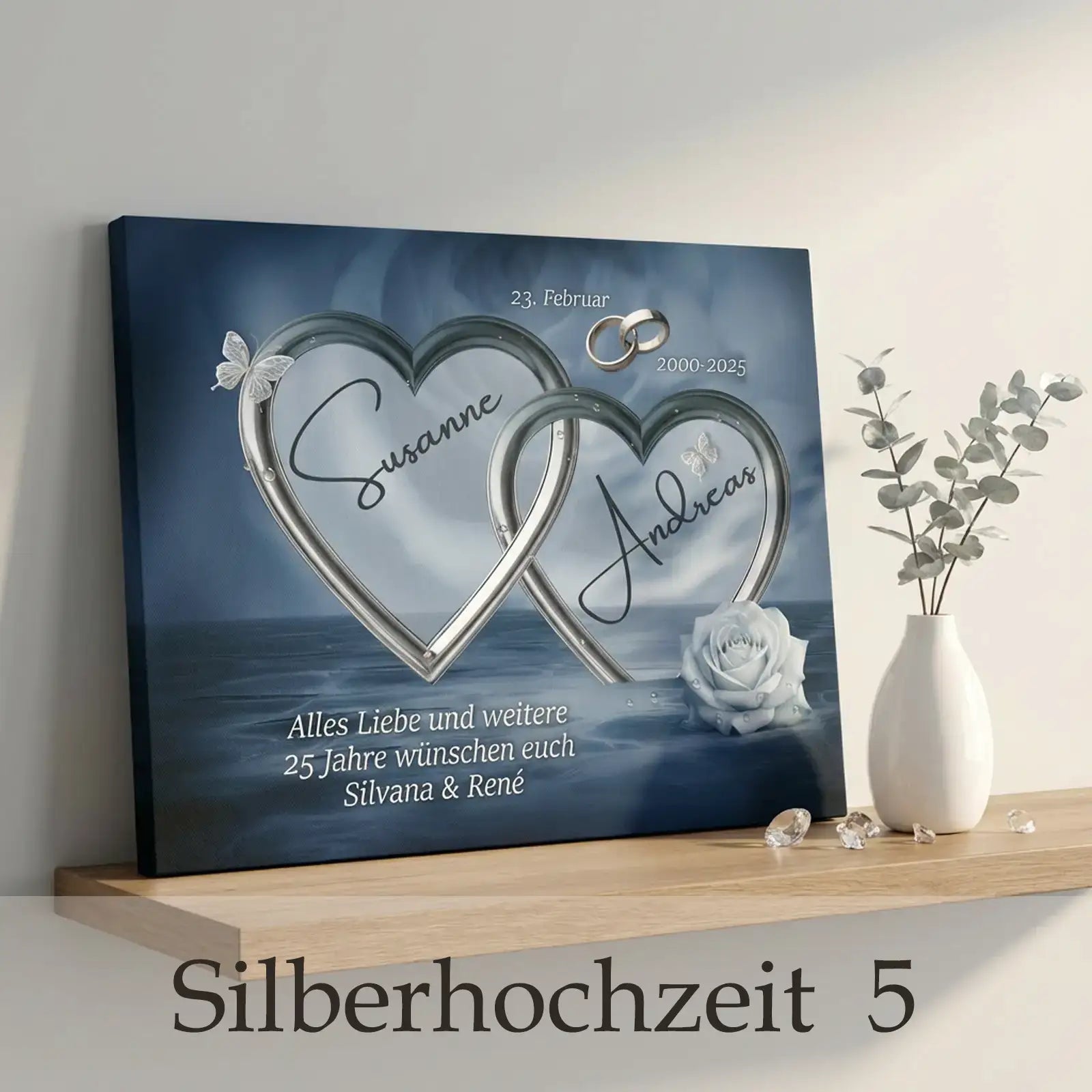 Personalisierte Leinwand zur Silberhochzeit mit zwei silbernen Herzen, Namen des Paares, Datum, Glückwunschtext und weißer Rose auf blauem Hintergrund