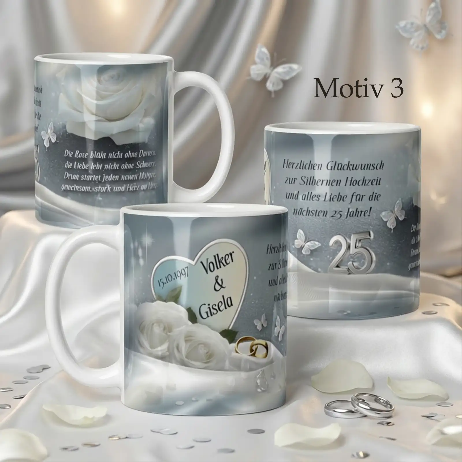 Tassen zur Silberhochzeit mit weißen Rosen, silbernen Ringen und Namensaufdruck, eingebettet in eine Szene mit edlen Accessoires
