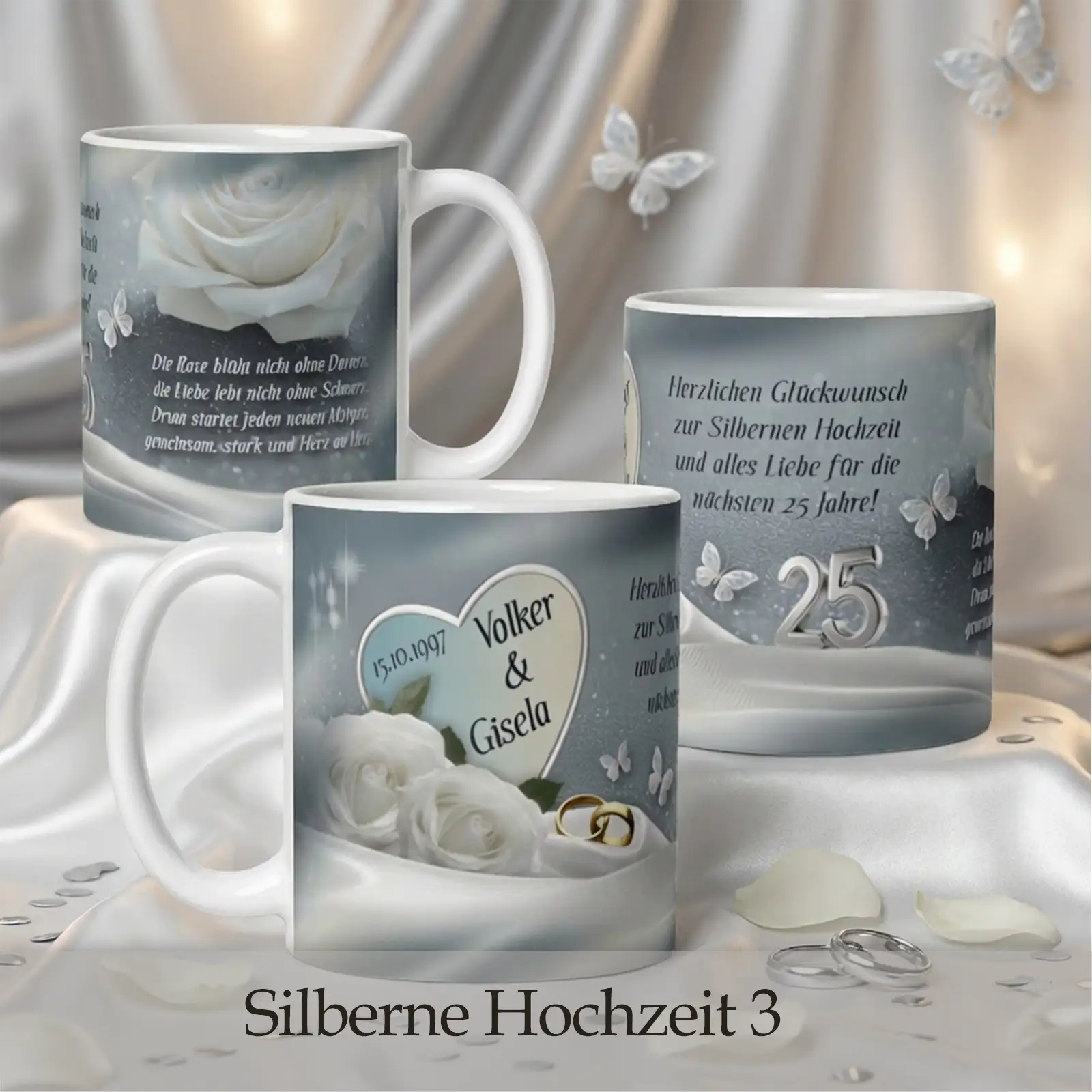 Tassen zur Silberhochzeit mit weißen Rosen, silbernen Ringen und Namensaufdruck, eingebettet in eine Szene mit edlen Accessoires