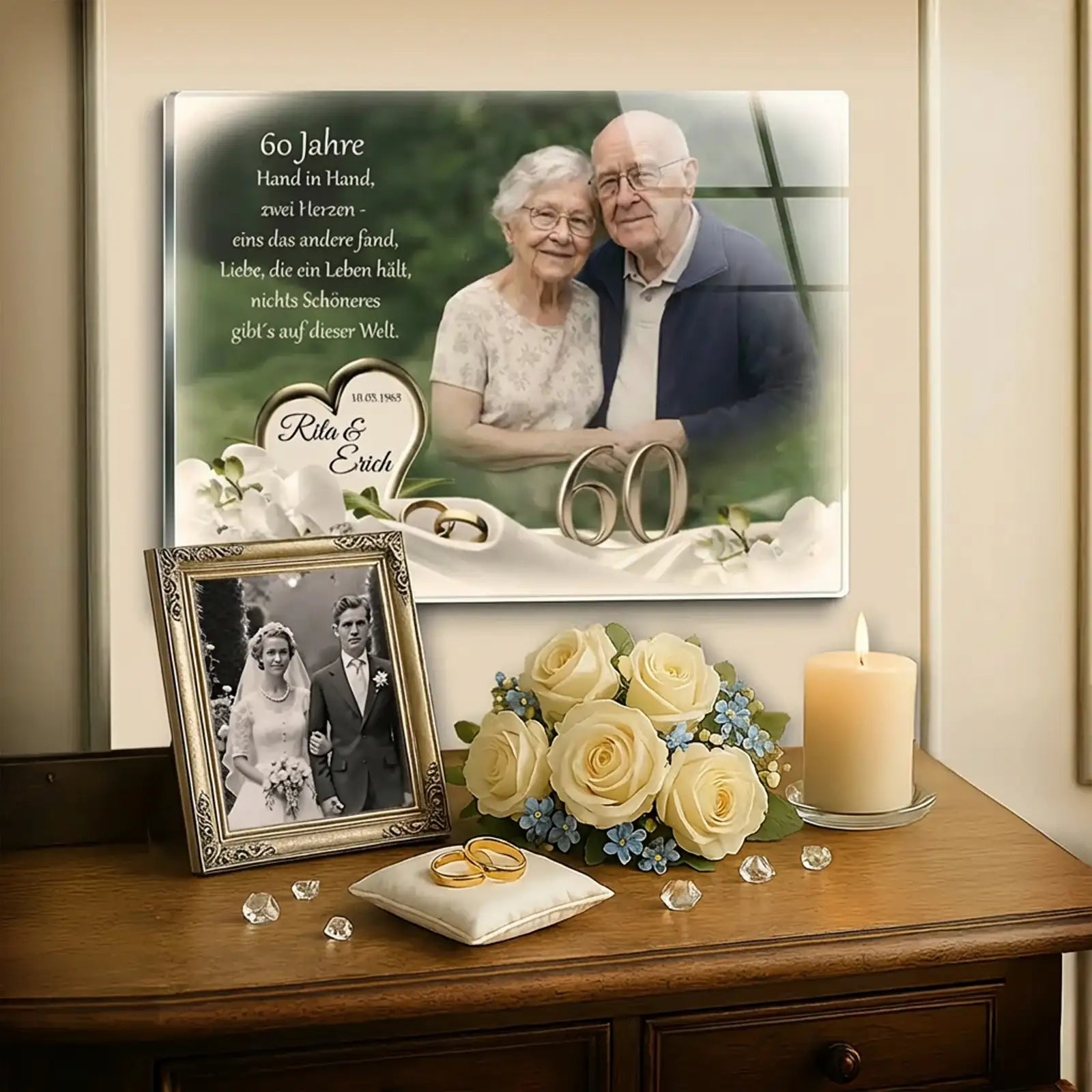 Personalisiertes Acrylglas zur Diamantenen Hochzeit mit Fotomontage eines Ehepaares von früher und heute, Namen Rita und Erich, Hochzeitsdatum, goldener Zahl 60, Zitat, Rosen und Eheringen als Geschenk zum 60. Hochzeitstag