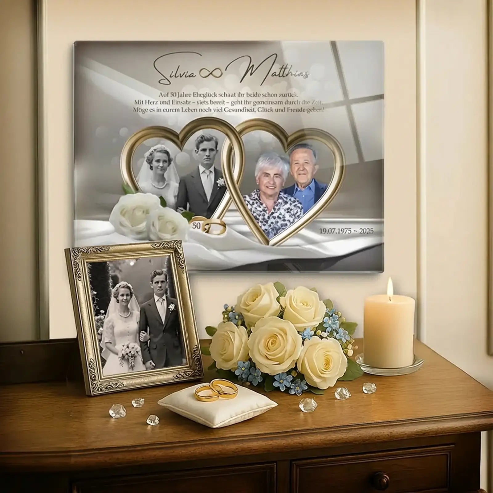Personalisiertes Acrylglas zur Diamantenen Hochzeit mit Fotomontage eines Ehepaares von früher und heute, Namen Silvia und Matthias, Herzmotiv, Hochzeitsdatum, Eheringen und floraler Dekoration als Geschenk zum 60. Hochzeitstag
