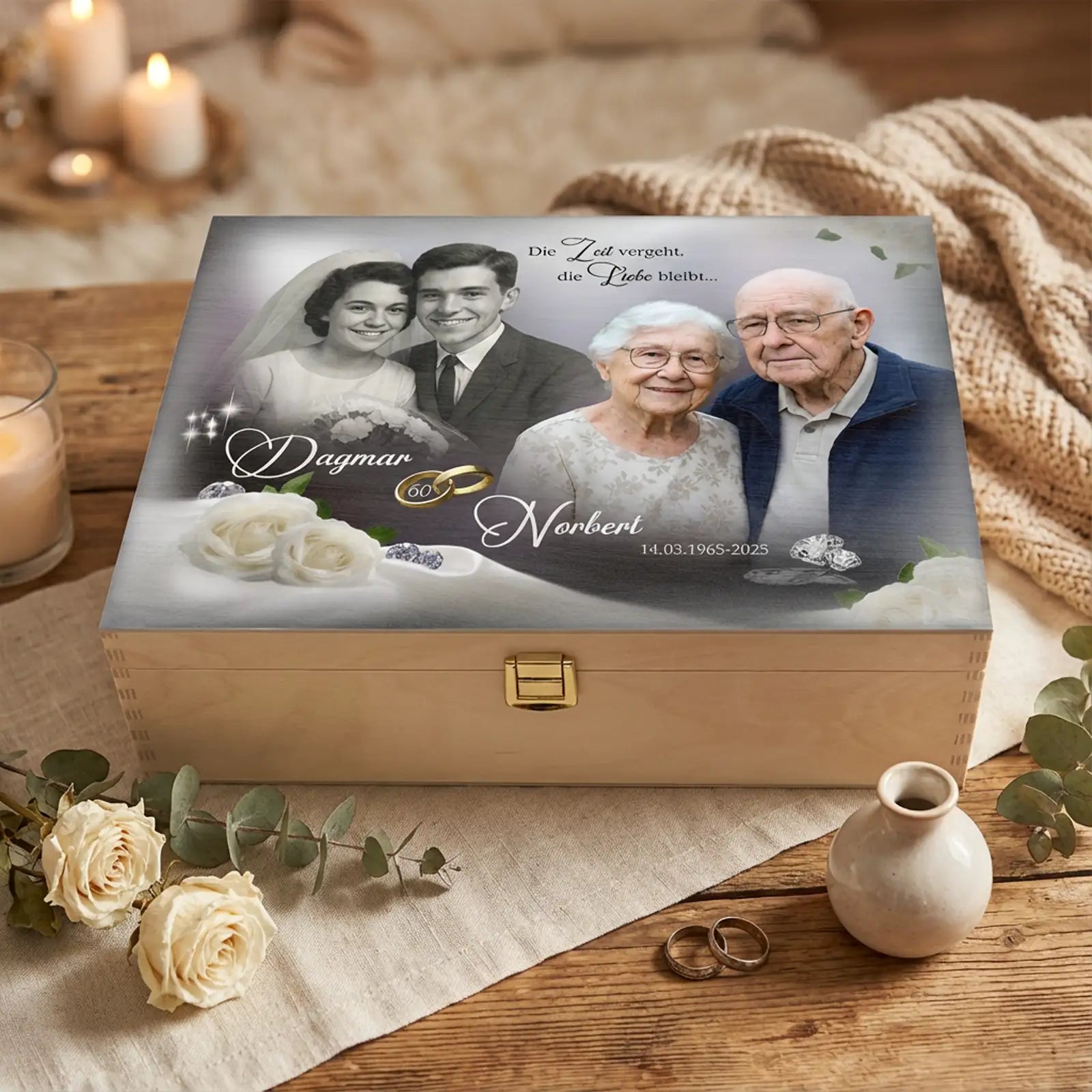 Personalisierte Holzbox zur Diamanthochzeit mit Paarfotos, weißen Rosen und Eheringen