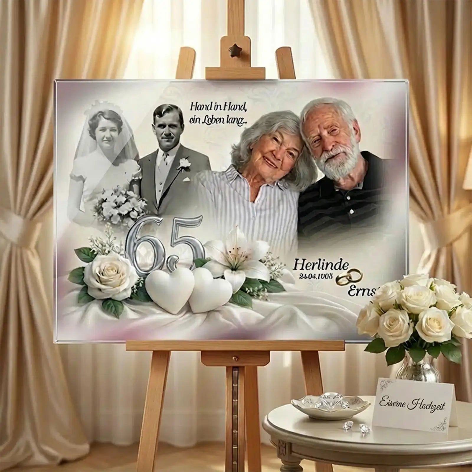 „Personalisiertes Acrylglas zur Eisernen Hochzeit mit Fotomontage eines Ehepaares von früher und heute, silberner Zahl 65, Namen Herlinde und Ernst, Hochzeitsdatum, Herz- und Blumenmotiven als Geschenk zum 65. Hochzeitstag