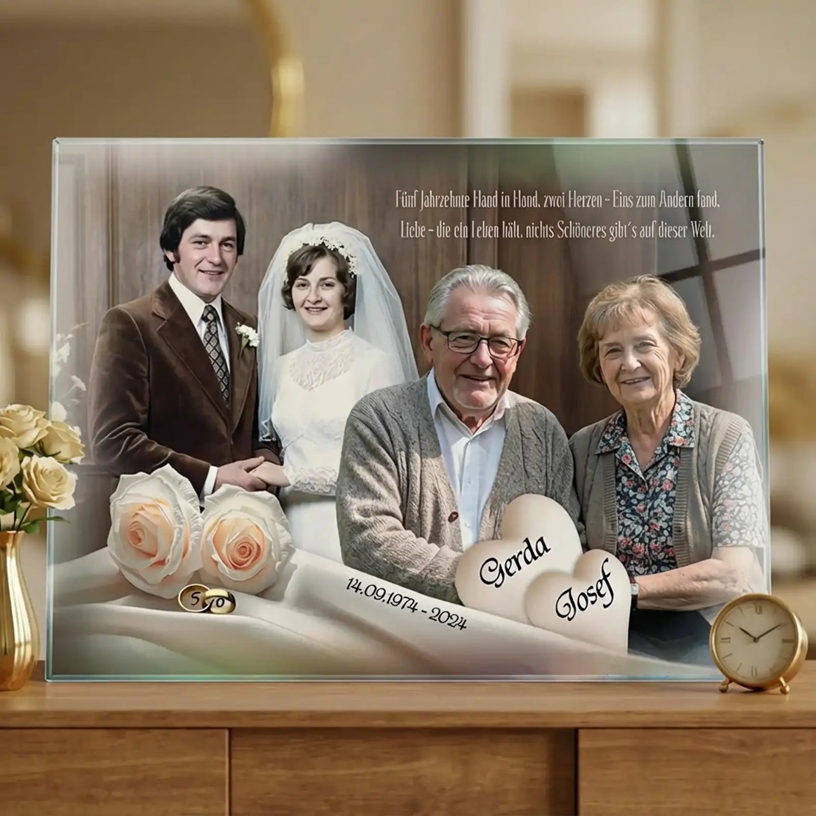 Acrylglas zur Goldenen Hochzeit mit personalisiertem Fotomotiv auf einem Sideboard: links Hochzeitsfoto eines jungen Brautpaares, rechts aktuelles Porträt desselben Ehepaares nach 50 Ehejahren, mit weißen Rosen, goldenen Ringen, Herzmotiven mit den Namen Gerda und Josef, dem Datum 14.09.1974–2024 sowie einem kurzen Jubiläumstext vor warmem, elegantem Hintergrund.