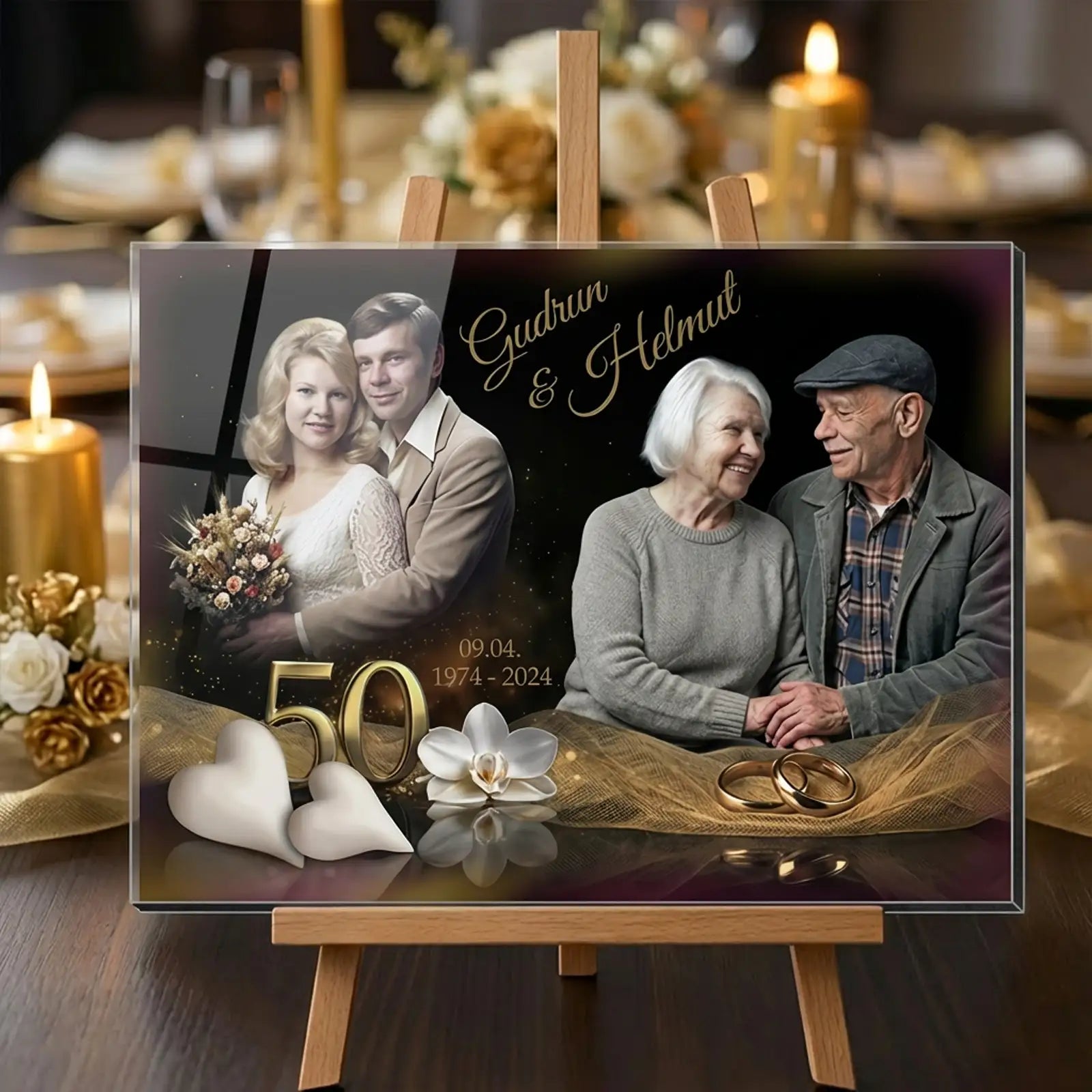 Acrylglas zur Goldenen Hochzeit mit personalisiertem Fotomotiv auf einer Staffelei: links Hochzeitsfoto eines jungen Brautpaares, rechts aktuelles Porträt desselben Ehepaares im höheren Alter, mit den Namen Gudrun & Helmut, der goldenen Zahl 50, zwei Eheringen, Herz- und Blumenmotiven sowie dem Datum 09.04.1974–2024 vor einem festlich gedeckten Jubiläumstisch mit Kerzen im Hintergrund.