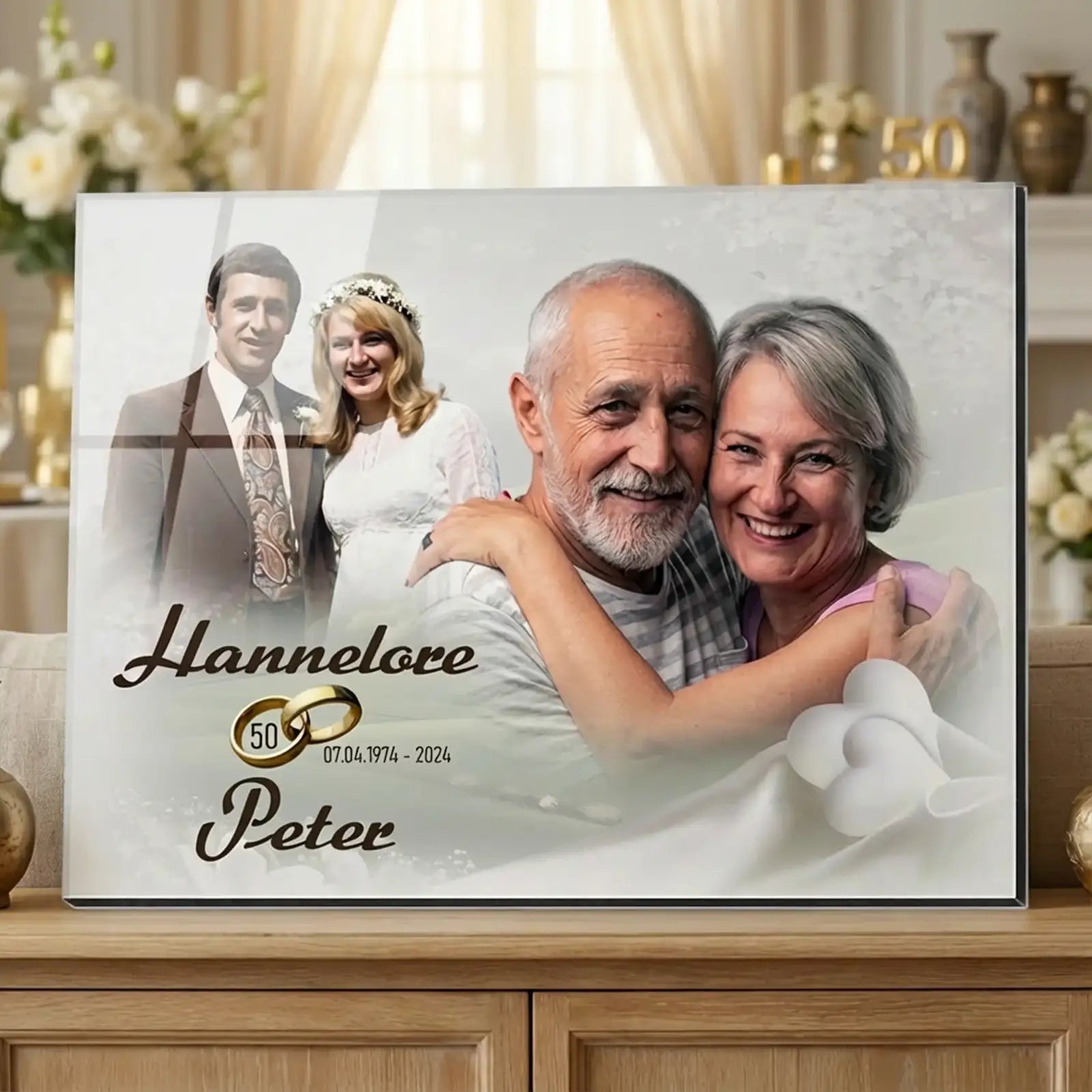 Acrylglas zur Goldenen Hochzeit mit personalisiertem Fotomotiv auf einem Sideboard: links Hochzeitsfoto eines jungen Brautpaares, rechts aktuelles Porträt desselben Ehepaares nach 50 Ehejahren, mit den Namen Hannelore und Peter, goldenen Eheringen mit der Zahl 50, dem Datum 07.04.1974–2024 sowie dezenten Herzmotiven vor einem hellen, festlichen Jubiläumshintergrund.