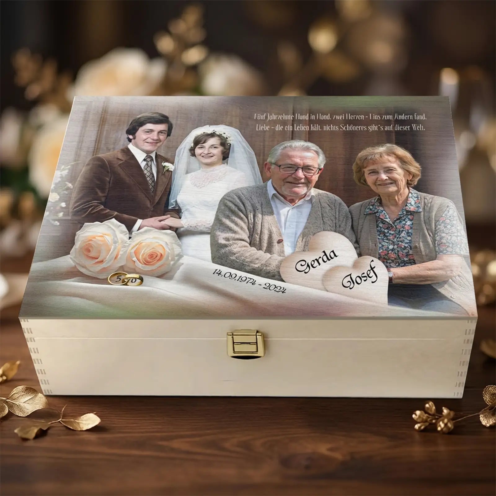 Personalisierte Holzbox zur Goldenen Hochzeit gestaltet mit zwei Fotos damals und heute und Namen des Jubelpaares. Dieses Geschenk zum 50 Hochzeitstag würdigt ein halbes Jahrhundert Ehe und dient als liebevoller Aufbewahrungsort für Karten Briefe Fotos oder kleine Erinnerungsstück