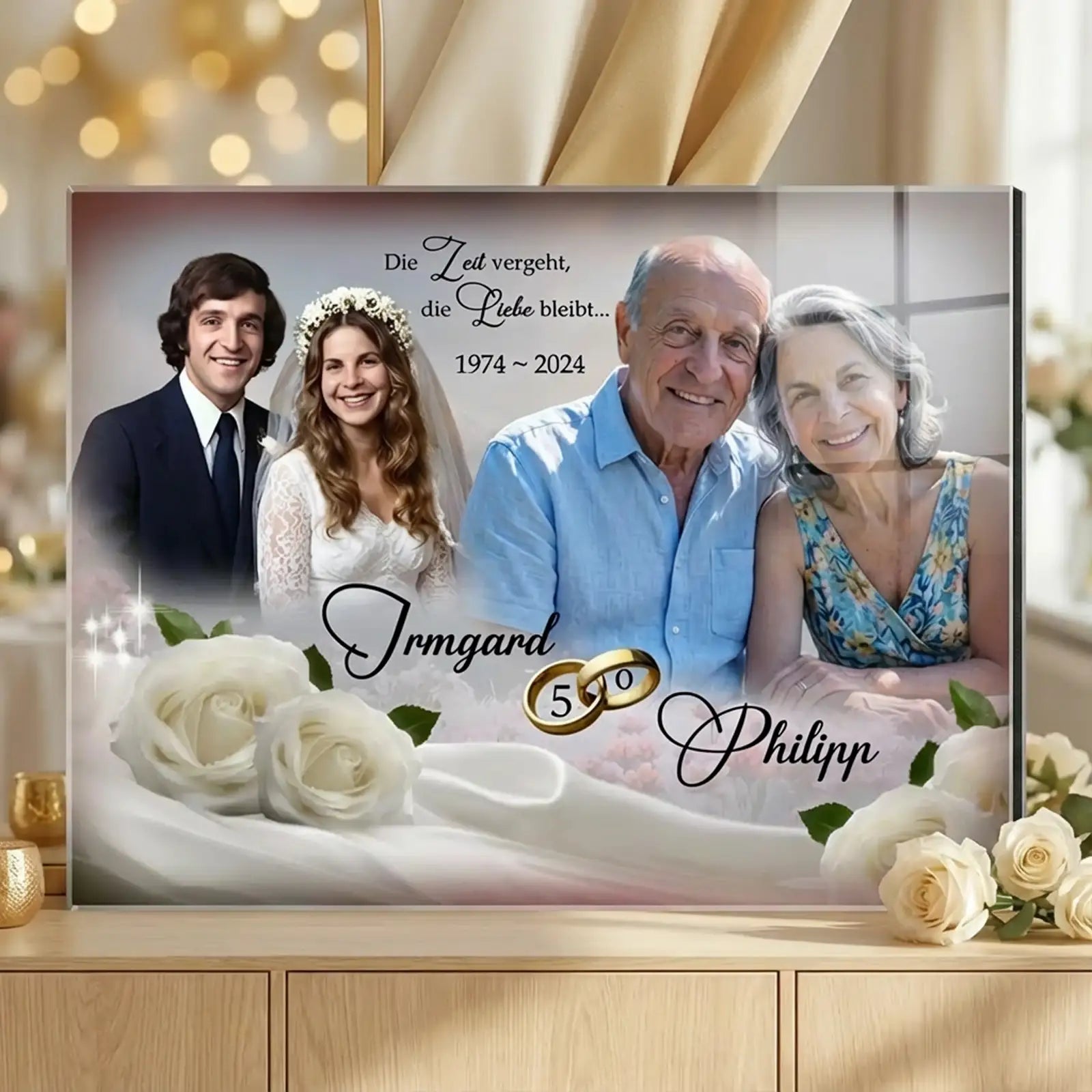 Acrylglas zur Goldenen Hochzeit mit personalisiertem Fotomotiv auf einem Sideboard: links Hochzeitsfoto eines jungen Brautpaares, rechts aktuelles Porträt desselben Ehepaares nach 50 Ehejahren, mit den Namen Irmgard und Philipp, goldenen Eheringen mit der Zahl 50, dem Zeitraum 1974–2024, weißen Rosen sowie einem Jubiläumsspruch vor einem hellen, eleganten Hintergrund.