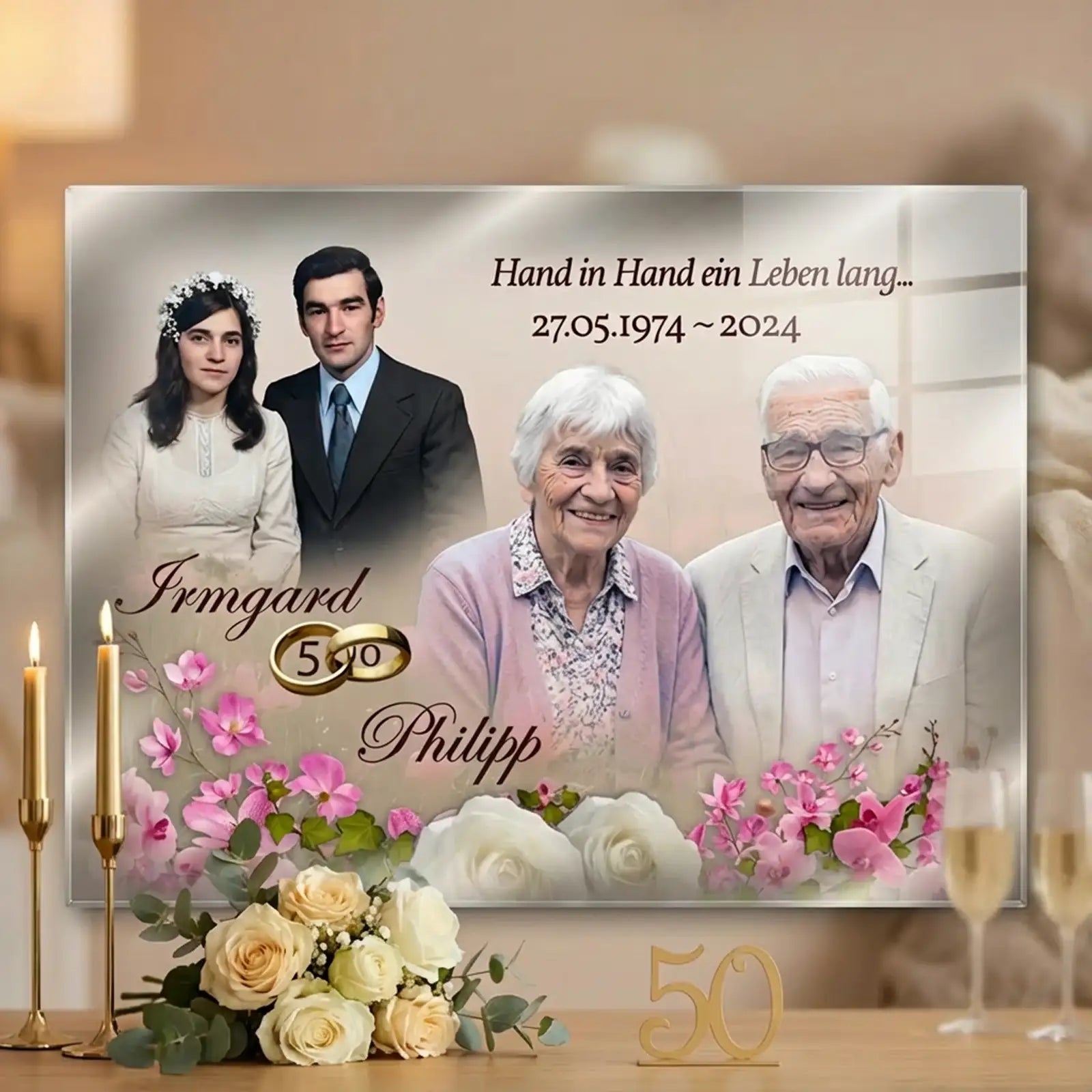 Acrylglas zur Goldenen Hochzeit mit personalisiertem Fotomotiv auf einem Sideboard: links Hochzeitsfoto eines jungen Brautpaares, rechts aktuelles Porträt desselben Ehepaares nach 50 Ehejahren, mit den Namen Irmgard und Philipp, goldenen Eheringen mit der Zahl 50, dem Datum 27.05.1974–2024, Blumenarrangement in Rosa und Creme sowie Kerzen vor einem festlichen Jubiläumshintergrund.