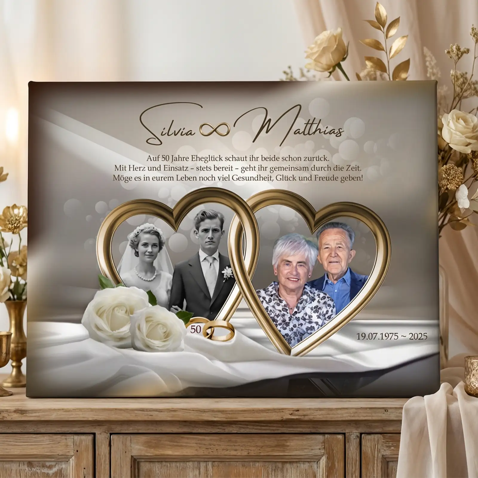 Goldene Hochzeit Leinwand gestaltet mit einem Fotopaar Namen und Jubiläumsdatum und als emotionales Geschenk zum 50 Hochzeitstag gedacht. Dieses Wandbild passt in jede Wohnung und wertschätzt die Liebe Treue und Beständigkeit eines halben Jahrhunderts Ehe. Ein bleibendes Erinnerungsstück für Zuhause.