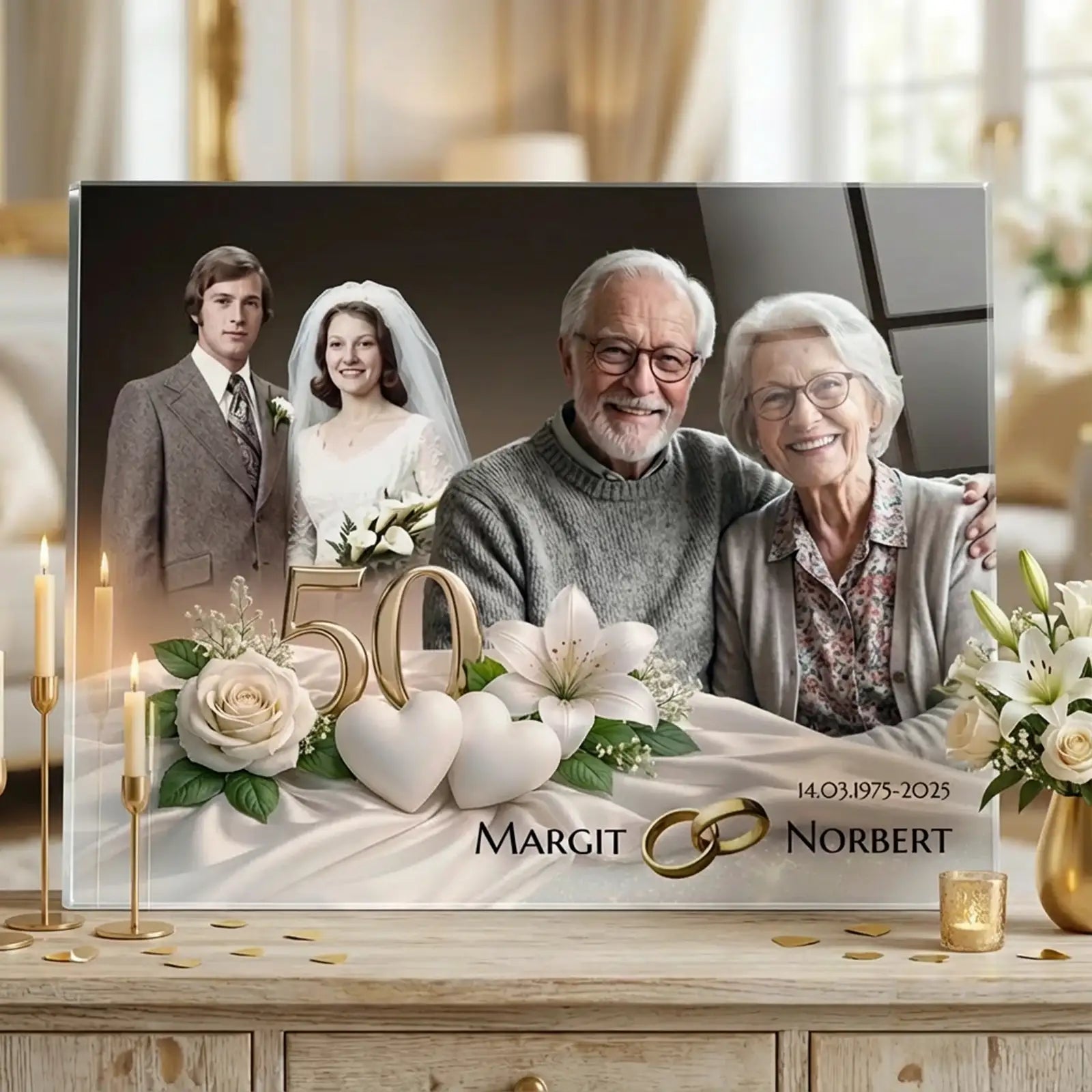 Acrylglas zur Goldenen Hochzeit mit personalisiertem Fotomotiv auf einem Sideboard: links Hochzeitsfoto eines jungen Brautpaares, rechts aktuelles Porträt desselben Ehepaares nach 50 Ehejahren, mit der goldenen Zahl 50, weißen Blumen und Herzmotiven, goldenen Eheringen, den Namen Margit und Norbert sowie dem Datum 14.03.1975–2025 vor einem eleganten, festlichen Jubiläumshintergrund.