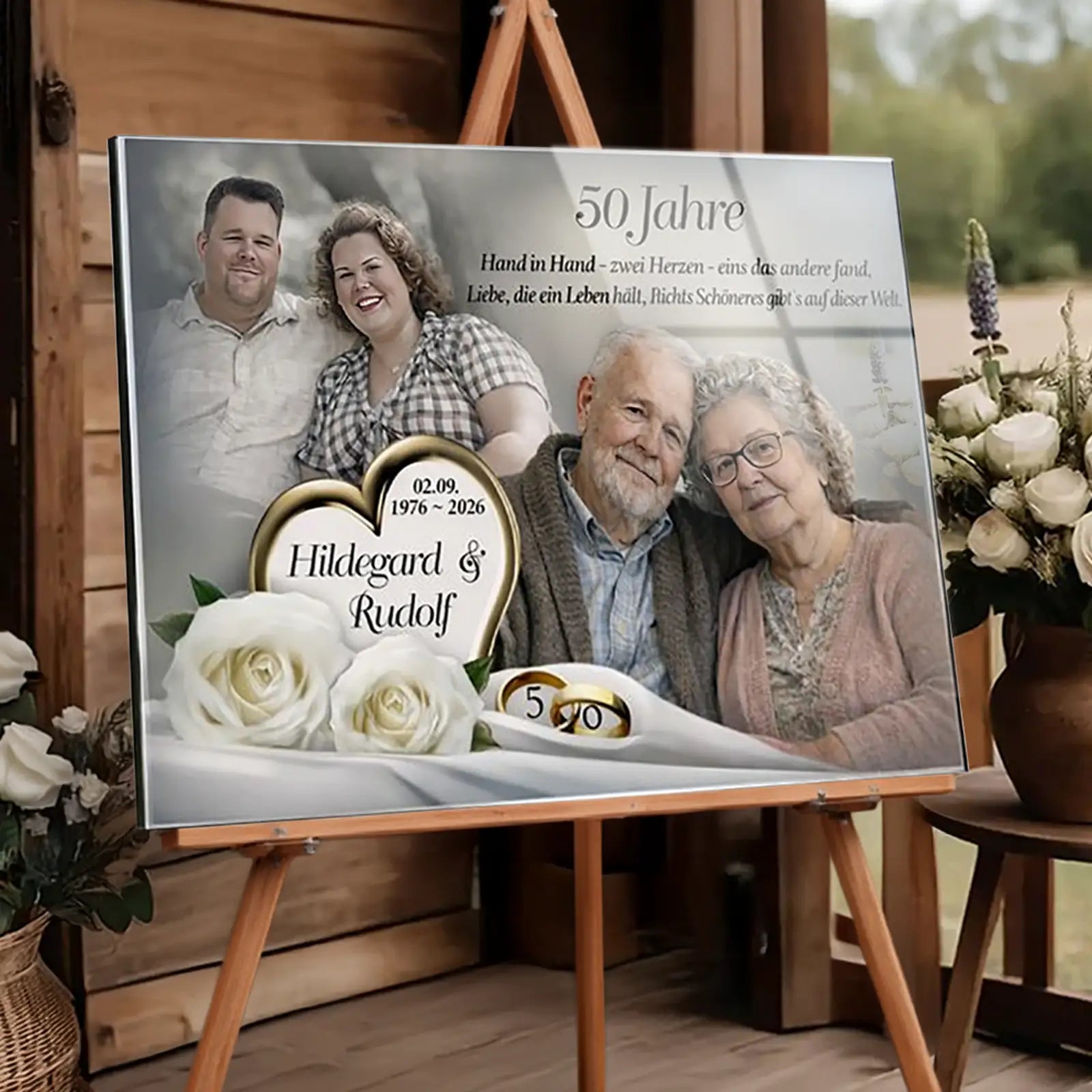 Acrylglas zur Goldenen Hochzeit mit personalisiertem Fotomotiv, gezeigt auf einer Staffelei: links Hochzeitsfoto eines jungen Paares in den 6oern, rechts aktuelles Porträt desselben Ehepaares nach 50 Ehejahren, mit goldenen Ringen, weißen Rosen, den Namen Heinrich und Angelika sowie dem Datum 02.09.1976–2026i