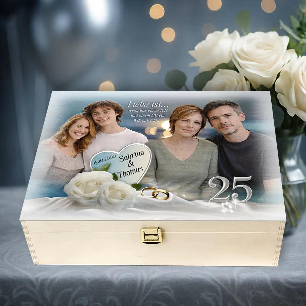Holzbox Silberhochzeit mit personalisierten Damals - Heute Fotos, eingebettet in ein harmonisches Layout aus weiße Rosen, Herzen mit den Namen des Paares und einen 25, die passend zum Thema die Silberne Hochzeit präsentiert.