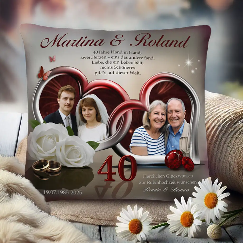Personalisiertes Kissen zur Rubin Hochzeit mit Fotos, Deko-Ringen, weißen Rosen und Herzmotiv