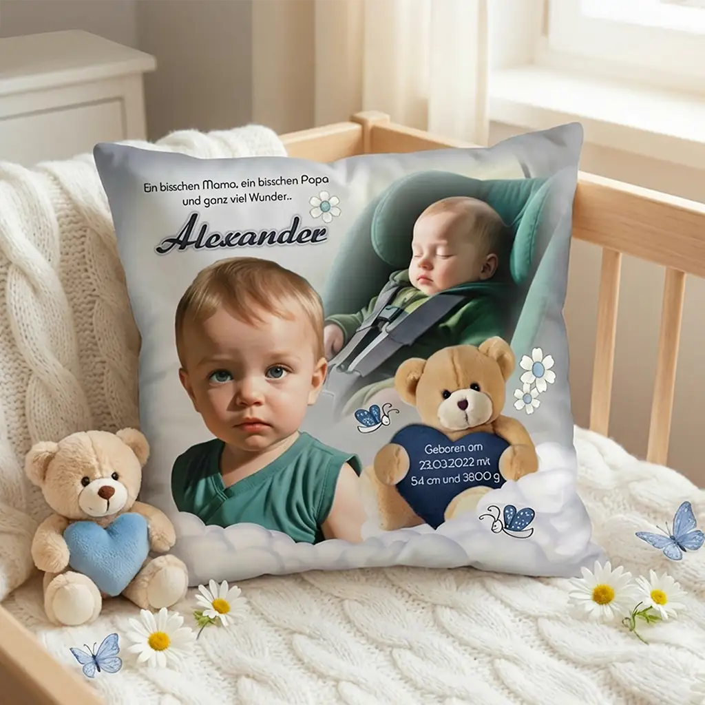 Personalisiertes Babykissen mit zwei Fotos eines Jungen, Name „Alexander“, Geburtsdaten im Herz auf einem Plüschbären, dekoriert mit kleinen Teddys und Schmetterlingen – liebevolles Geschenk zur Geburt oder Taufe.
