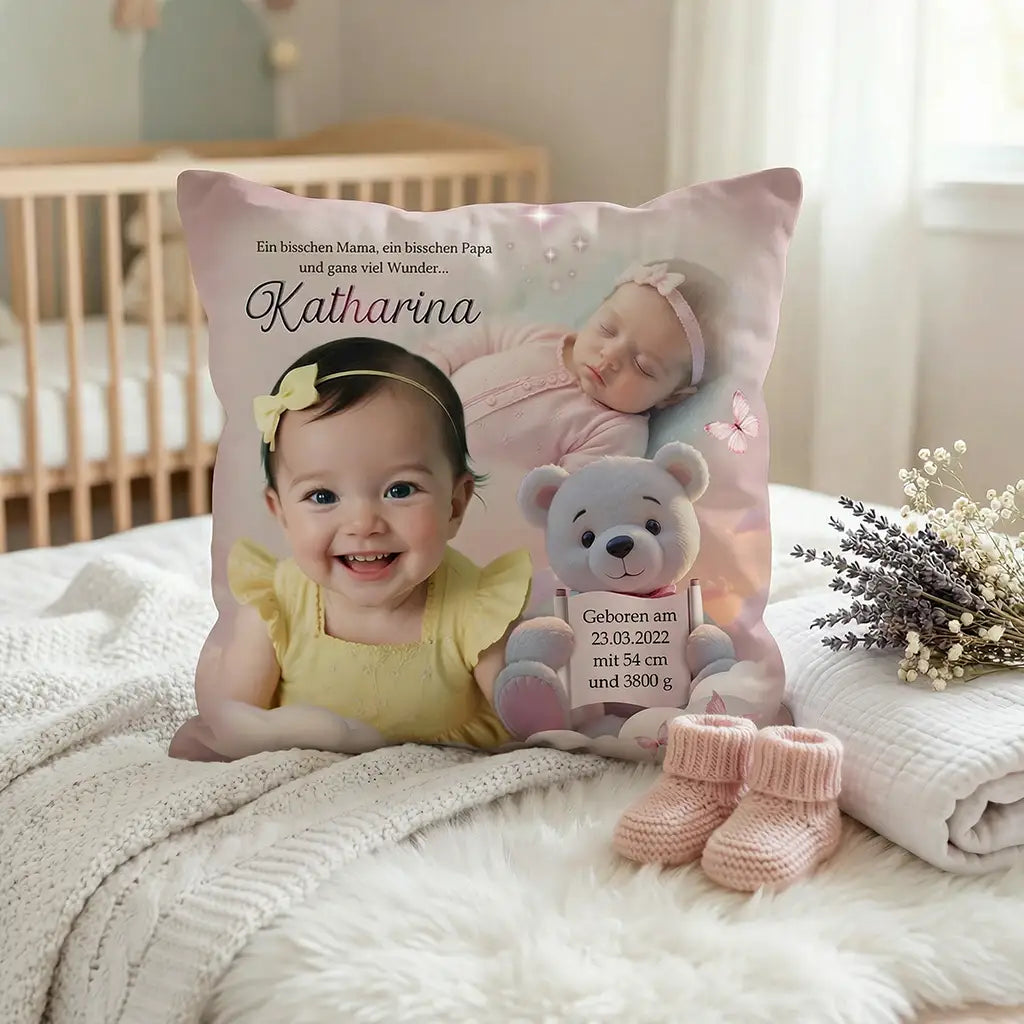 Personalisiertes Babykissen mit zwei Fotos eines Mädchens, Name „Katharina“, Geburtsdaten auf einem Plüschbären, zarte Rosa-Töne, Babyschuhe und Blumen – individuelles Geschenk zur Geburt oder Taufe.