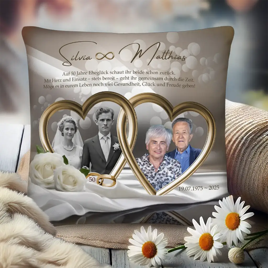 Personalisiertes Kissen zur goldenen Hochzeit mit Brautpaar-Fotos, goldenen Ringen und Margeriten