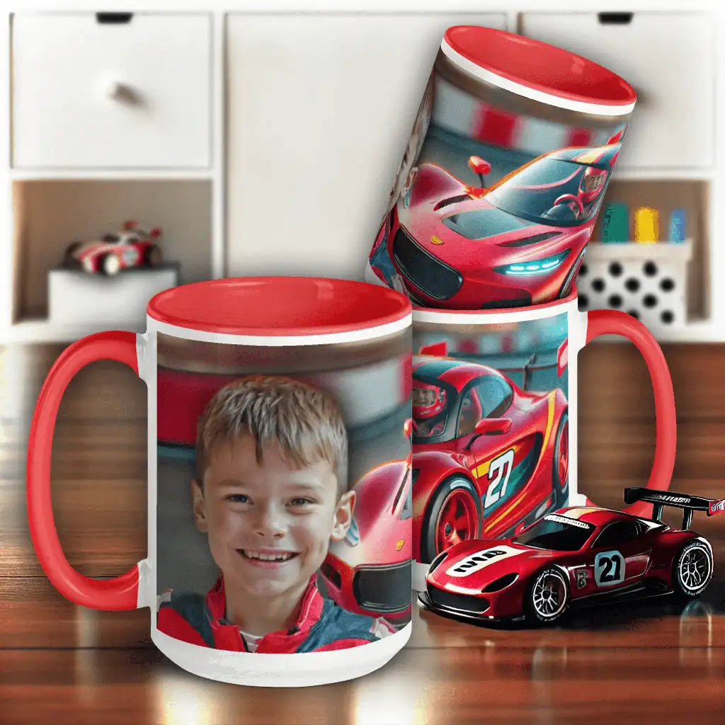 Personalisierte Tasse mit Kind im Rennanzug, rotem Rennauto und Spielzeugauto auf Holztisch